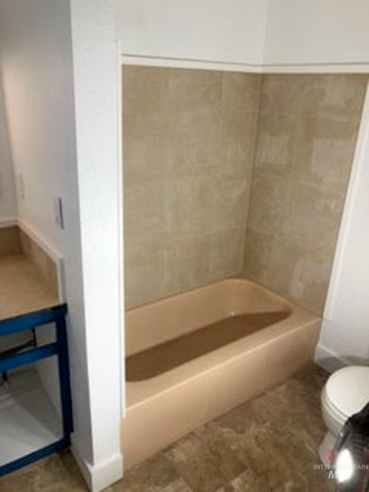 Full bath with toilet and shower / bath combo with shower curtain