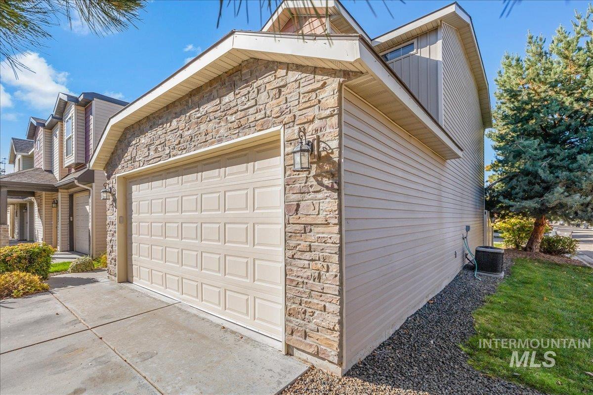 531 S Pine Island Ln, Boise, Idaho 83709, 3 Bedrooms, 2.5 Bathrooms, Residential For Sale, Price $399,900, 98965564