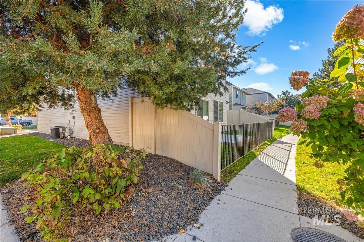 531 S Pine Island Ln, Boise, Idaho 83709, 3 Bedrooms, 2.5 Bathrooms, Residential For Sale, Price $399,900, 98965564