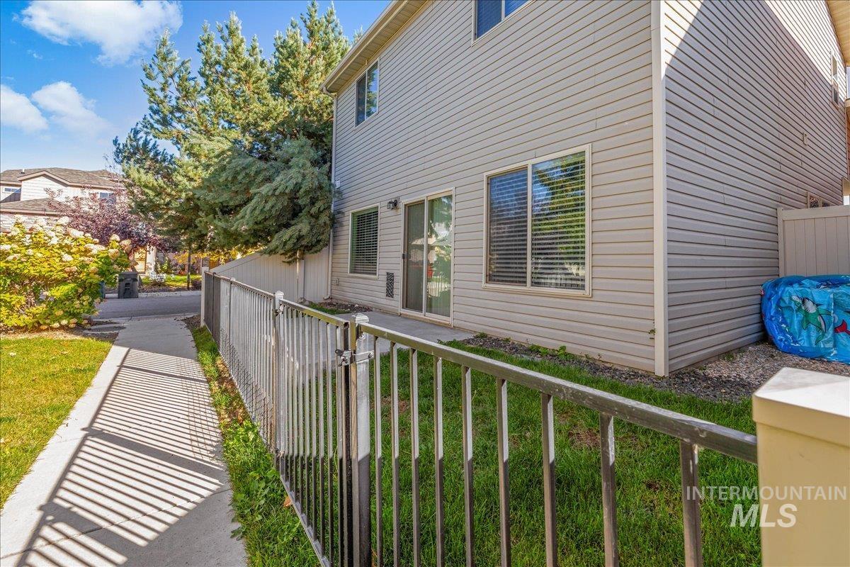 531 S Pine Island Ln, Boise, Idaho 83709, 3 Bedrooms, 2.5 Bathrooms, Residential For Sale, Price $399,900, 98965564