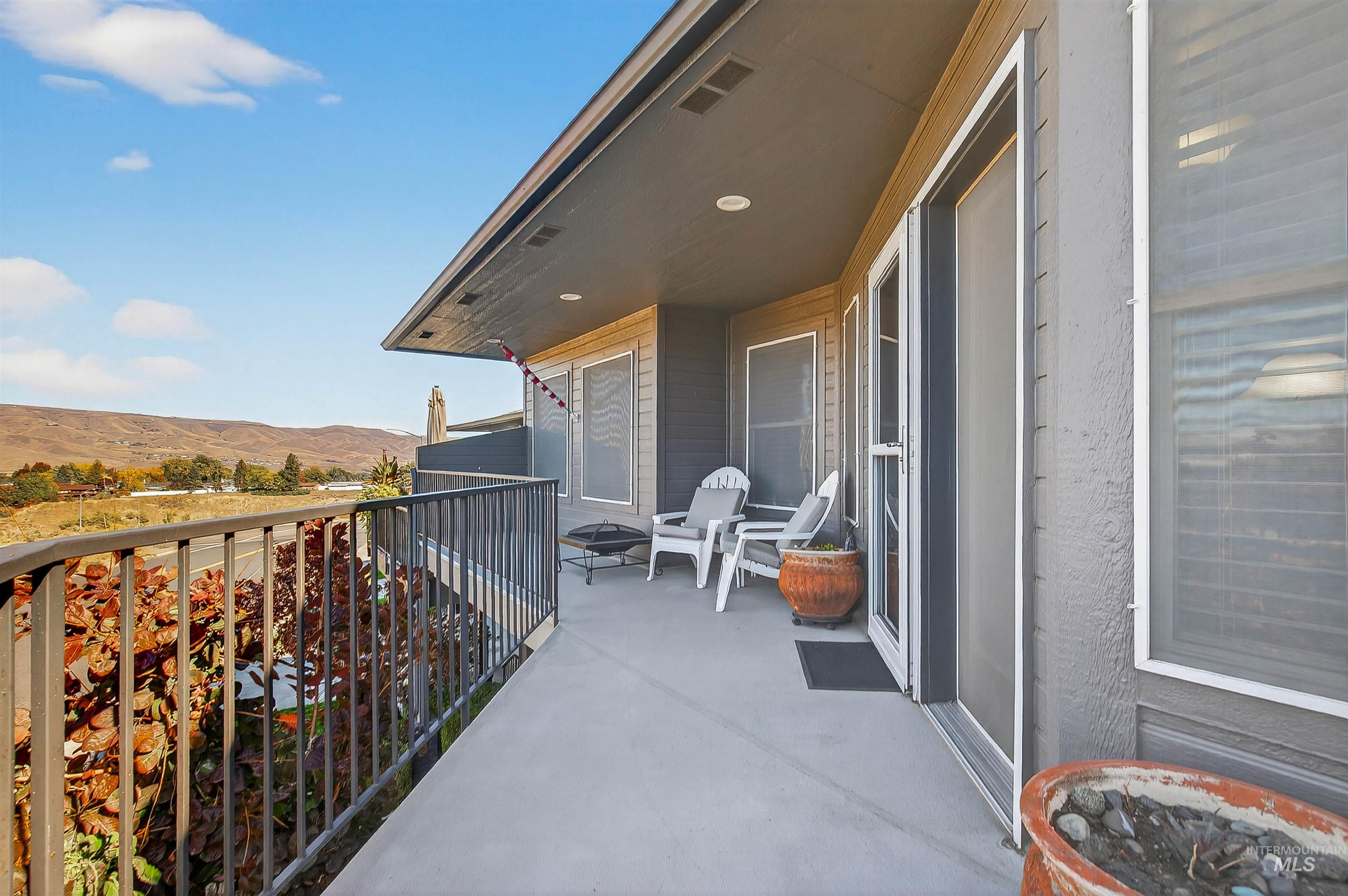 Balcony featuring a mountain view