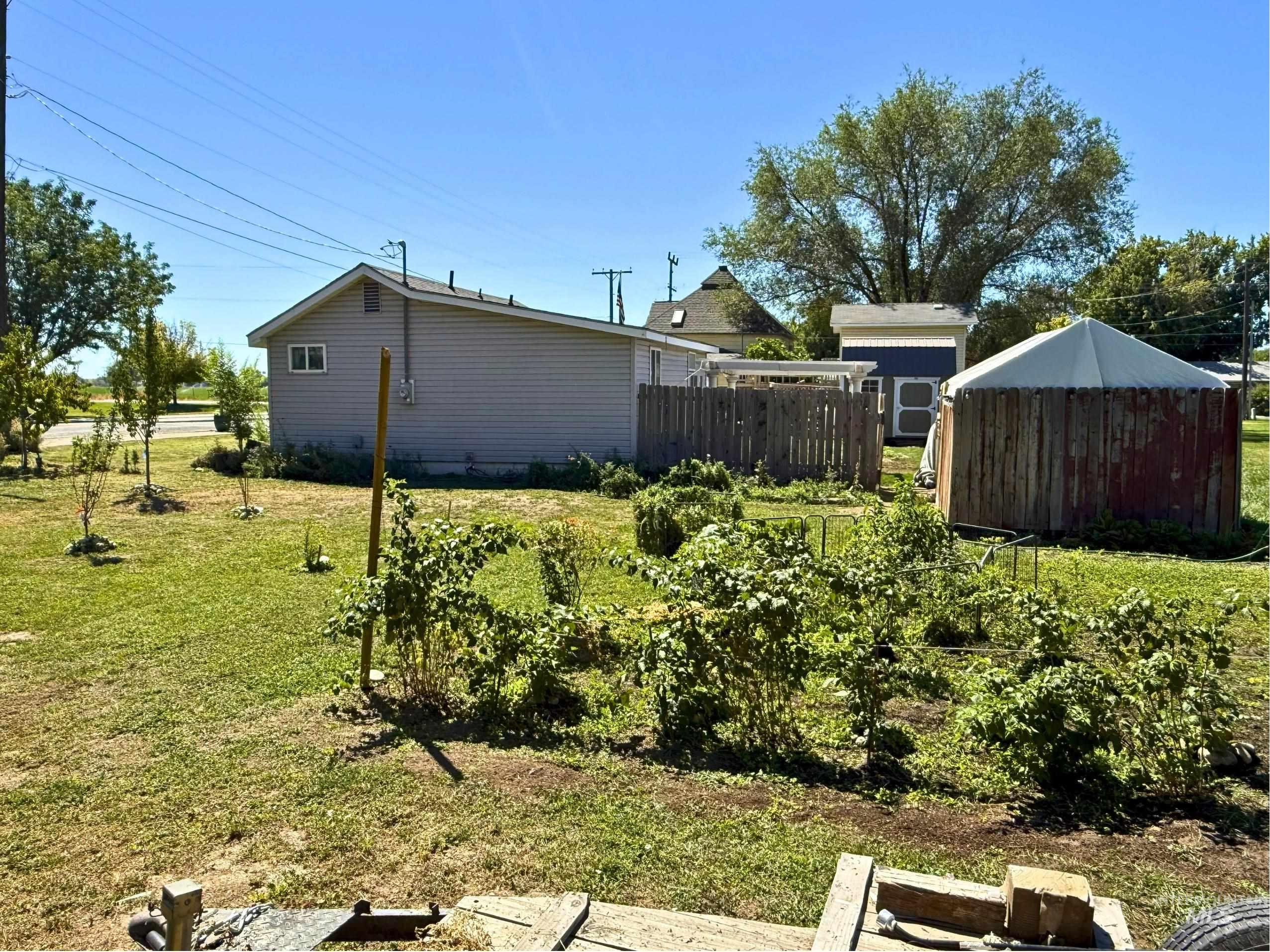 View of yard with an outdoor structure