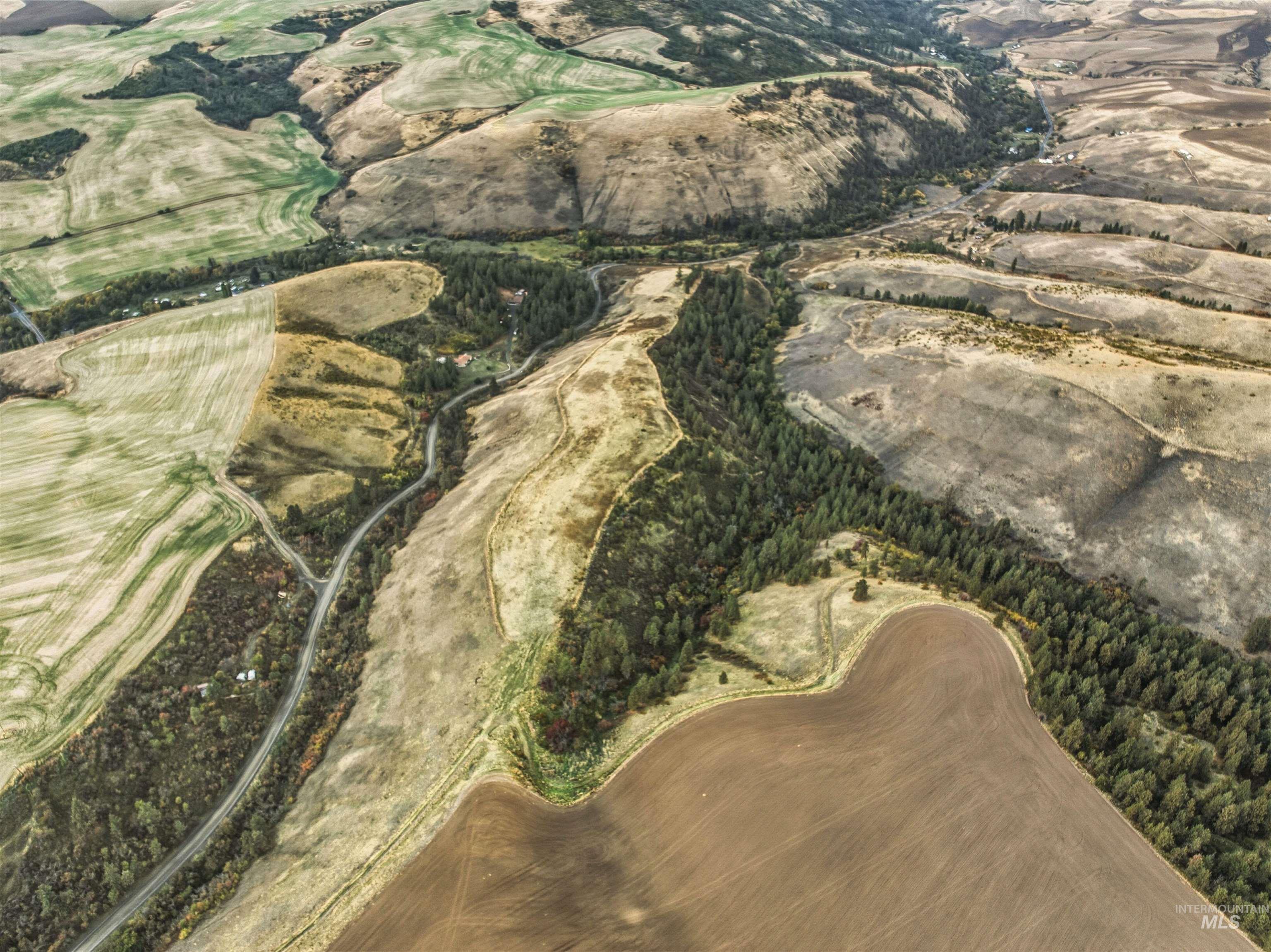 Aerial view of property's location featuring a golf course