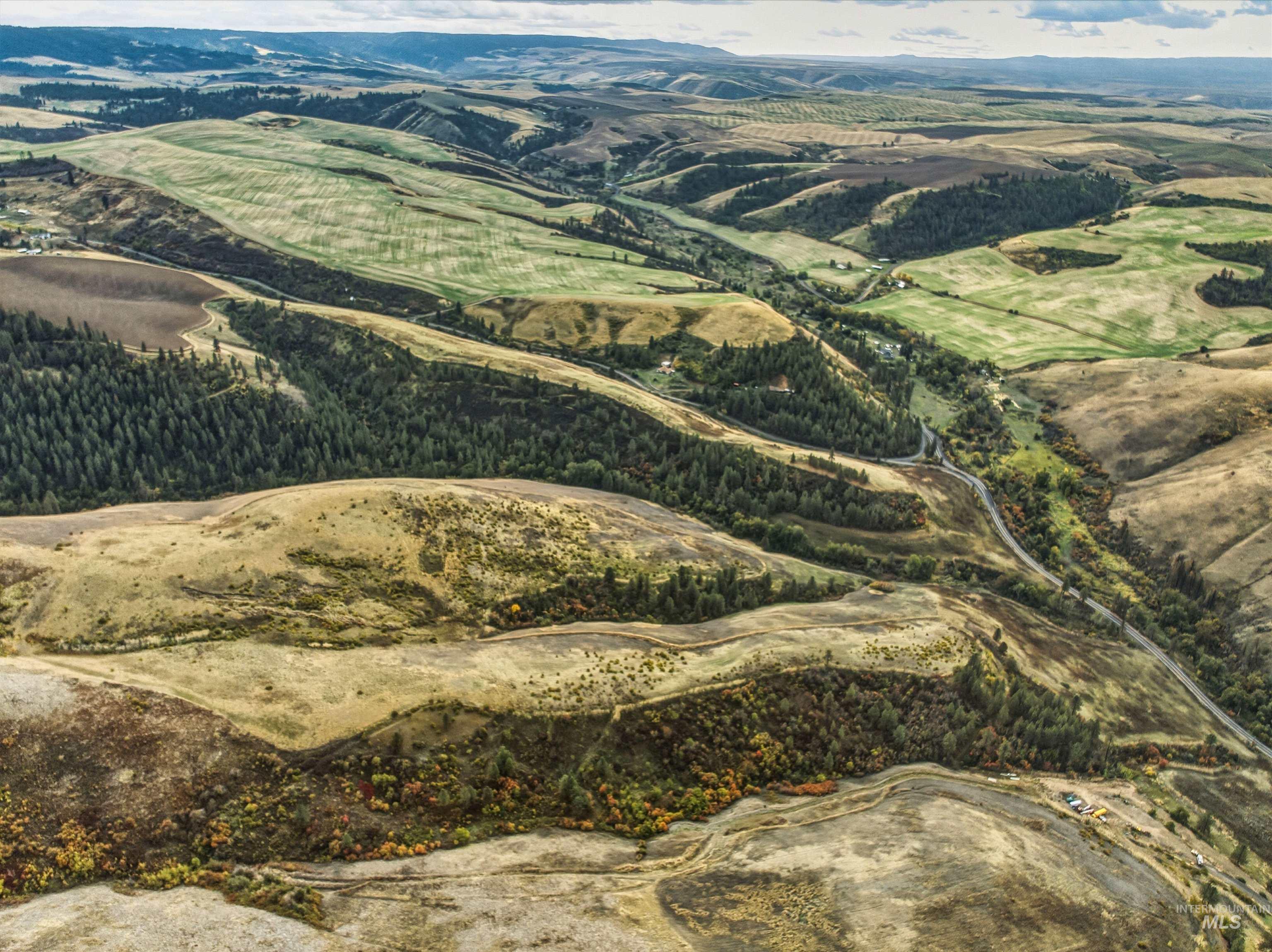 Aerial view of property's location featuring mountains