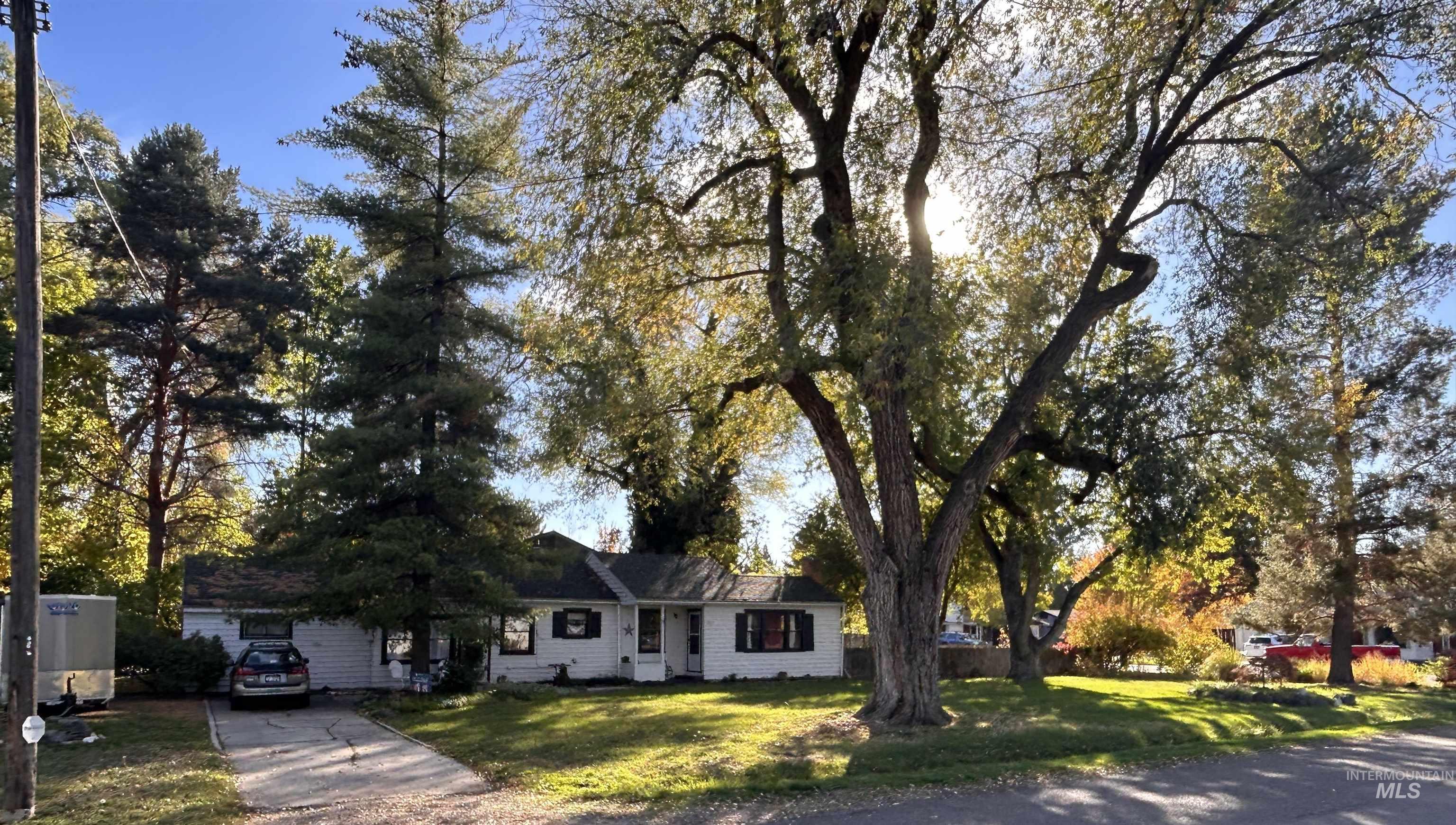 View of front facade with a front yard and driveway