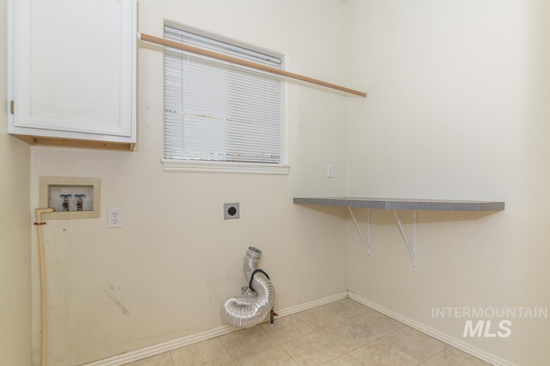 Washroom with electric dryer hookup and hookup for a washing machine