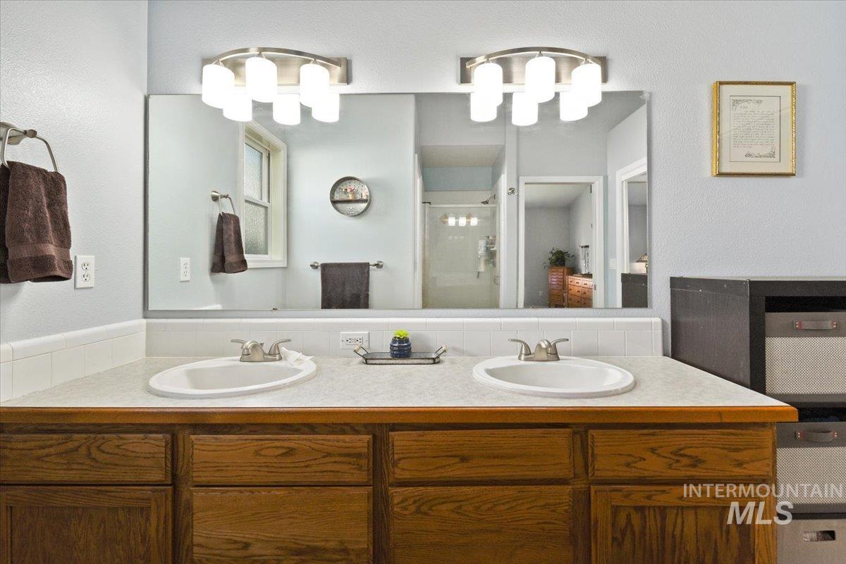 Dual vanities