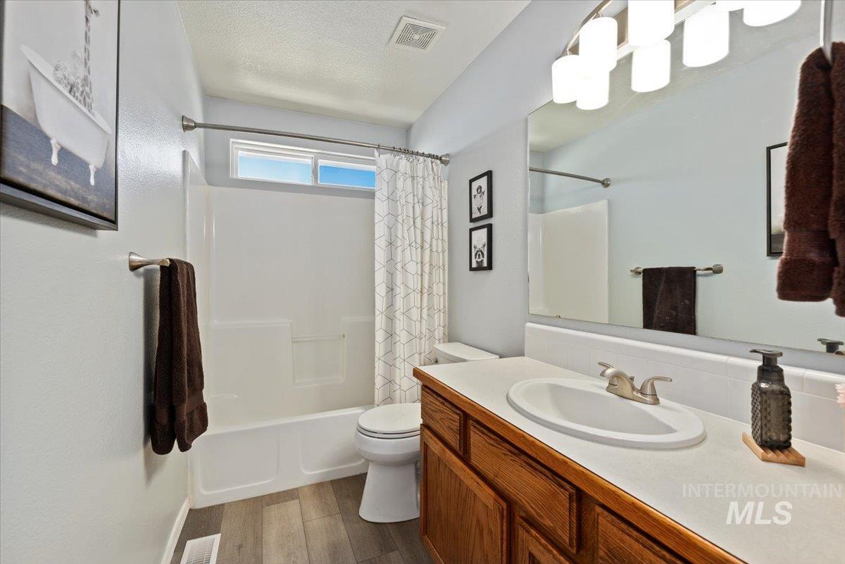 Full bath with shower / bath combo and linen closet