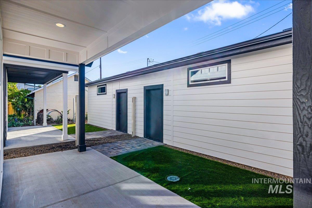Entrance to property featuring a yard