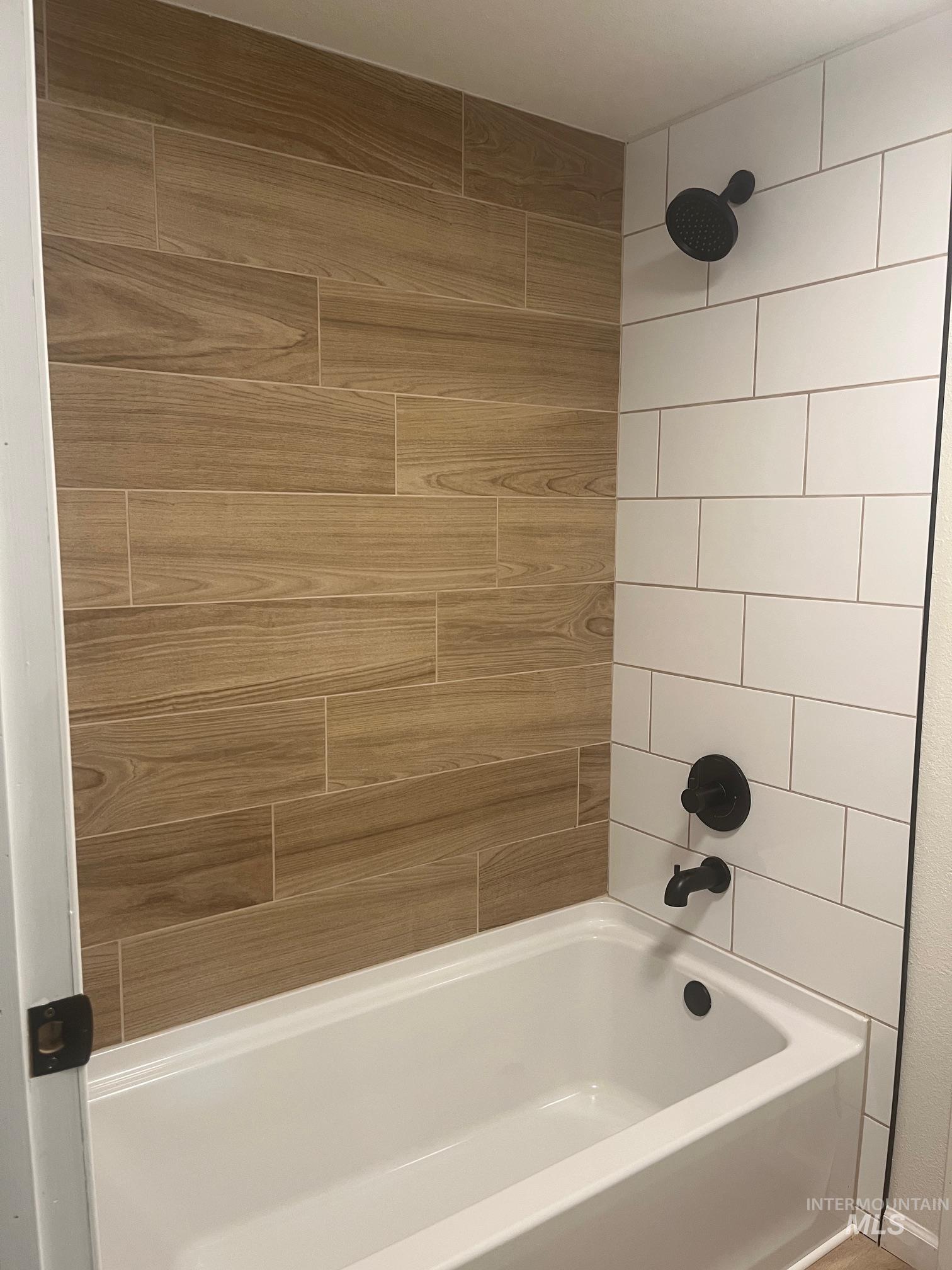 Bathroom with shower / bathtub combination