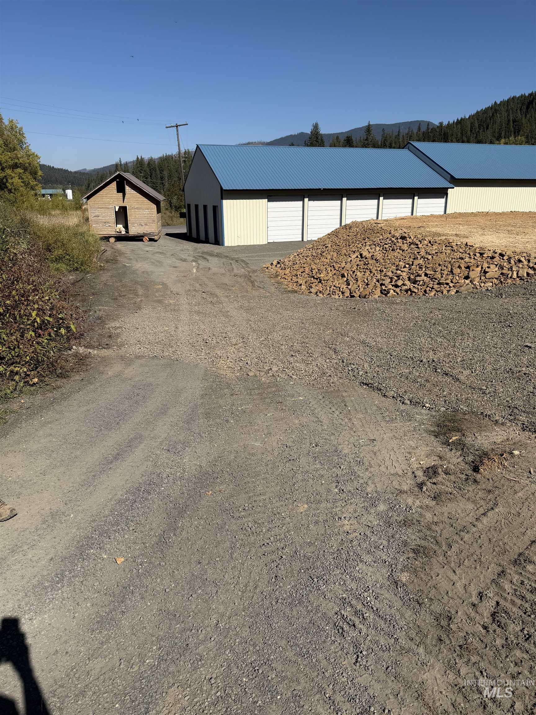 View of yard featuring an outbuilding