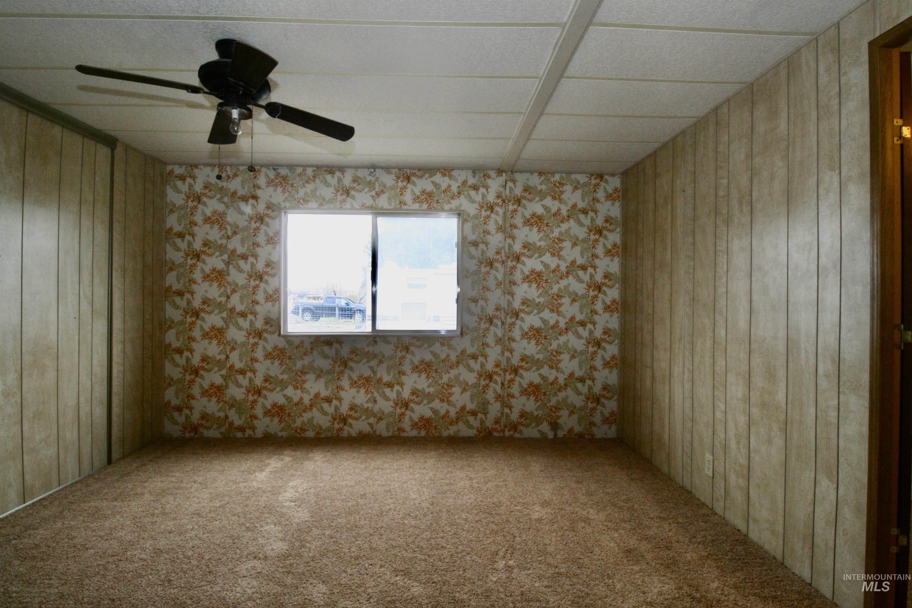 Spare room with carpet floors and ceiling fan