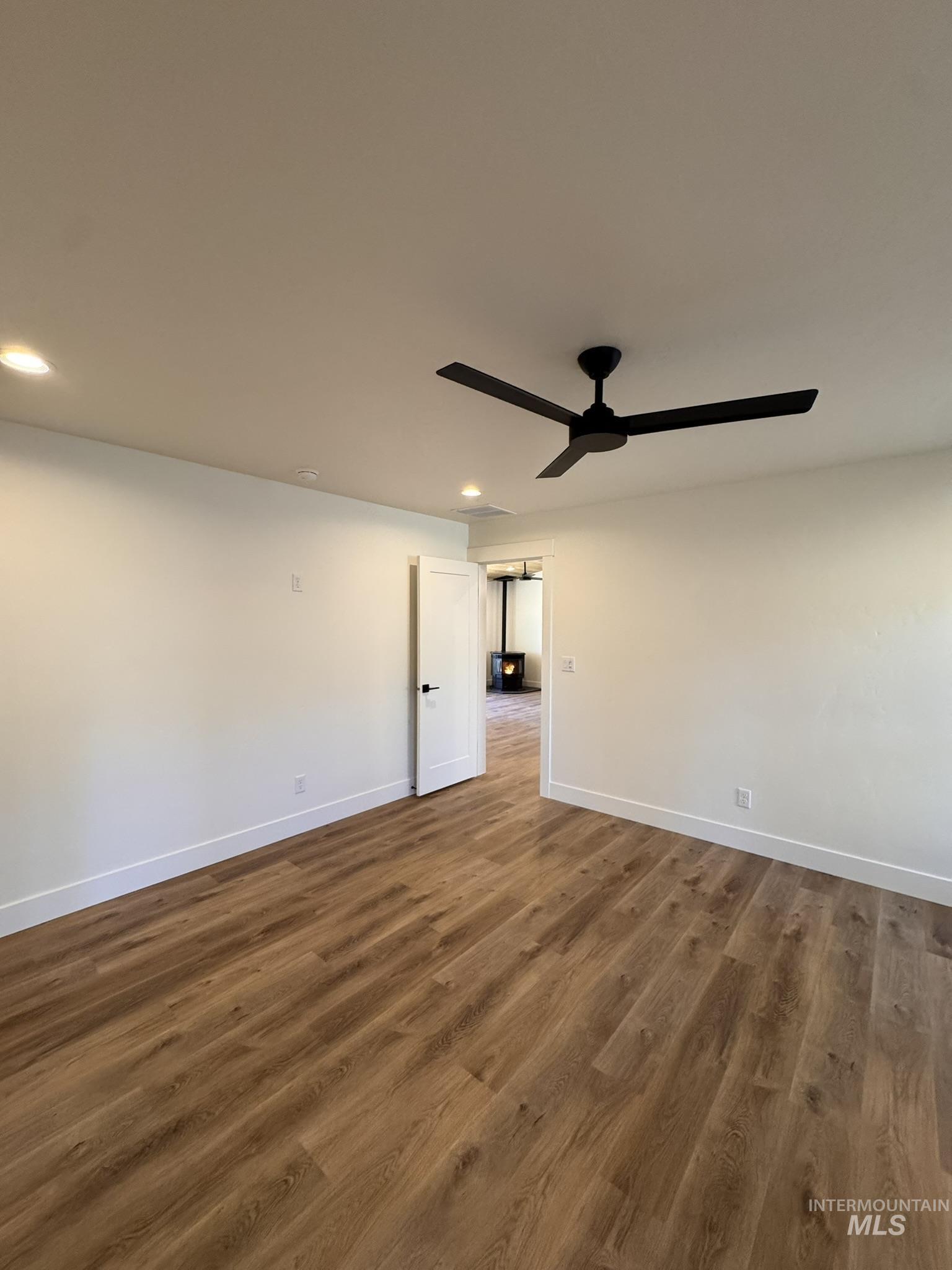 Unfurnished room featuring dark wood finished floors, recessed lighting, and a ceiling fan