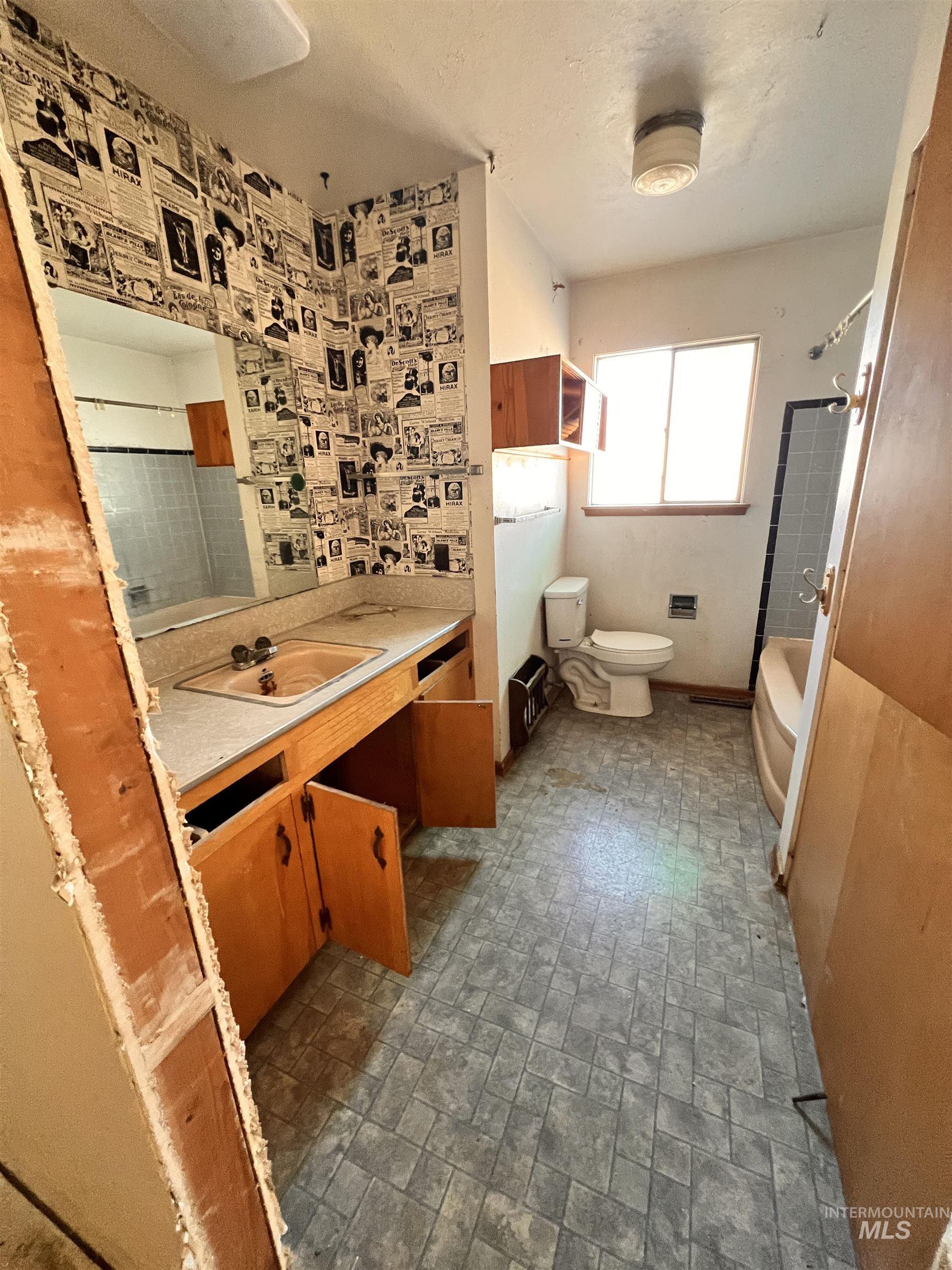 1065 Gridley Dr., Mountain Home, Idaho 83647, 5 Bedrooms, 2.5 Bathrooms, Residential For Sale, Price $199,900, 98965978