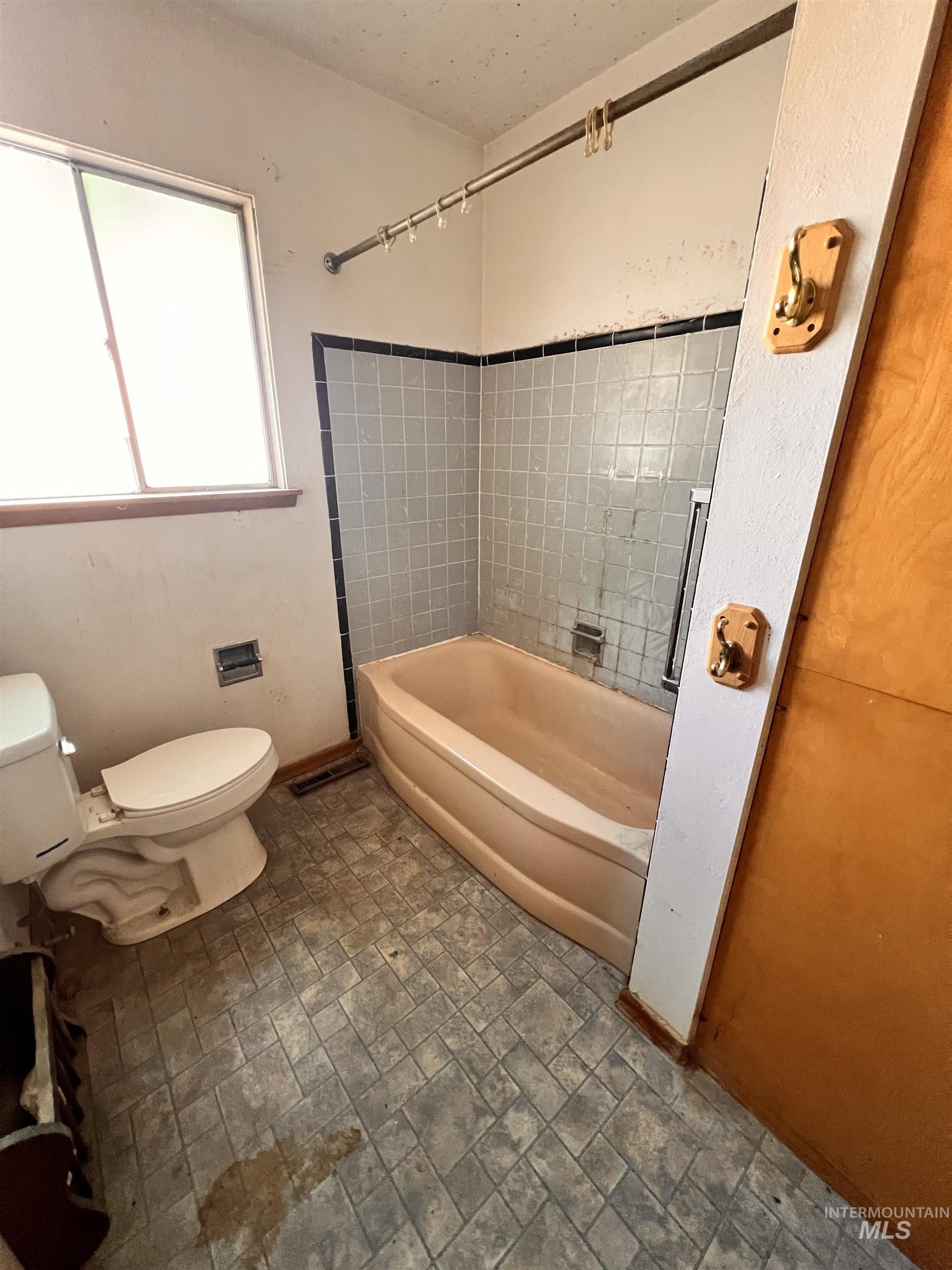 1065 Gridley Dr., Mountain Home, Idaho 83647, 5 Bedrooms, 2.5 Bathrooms, Residential For Sale, Price $199,900, 98965978