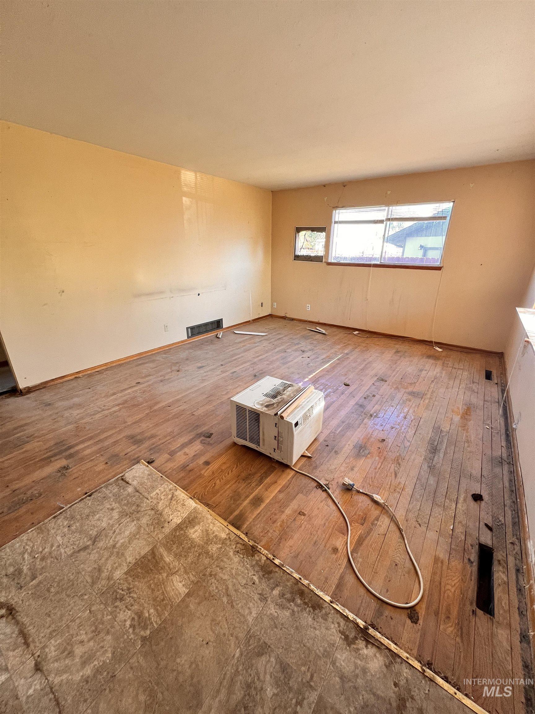 1065 Gridley Dr., Mountain Home, Idaho 83647, 5 Bedrooms, 2.5 Bathrooms, Residential For Sale, Price $199,900, 98965978