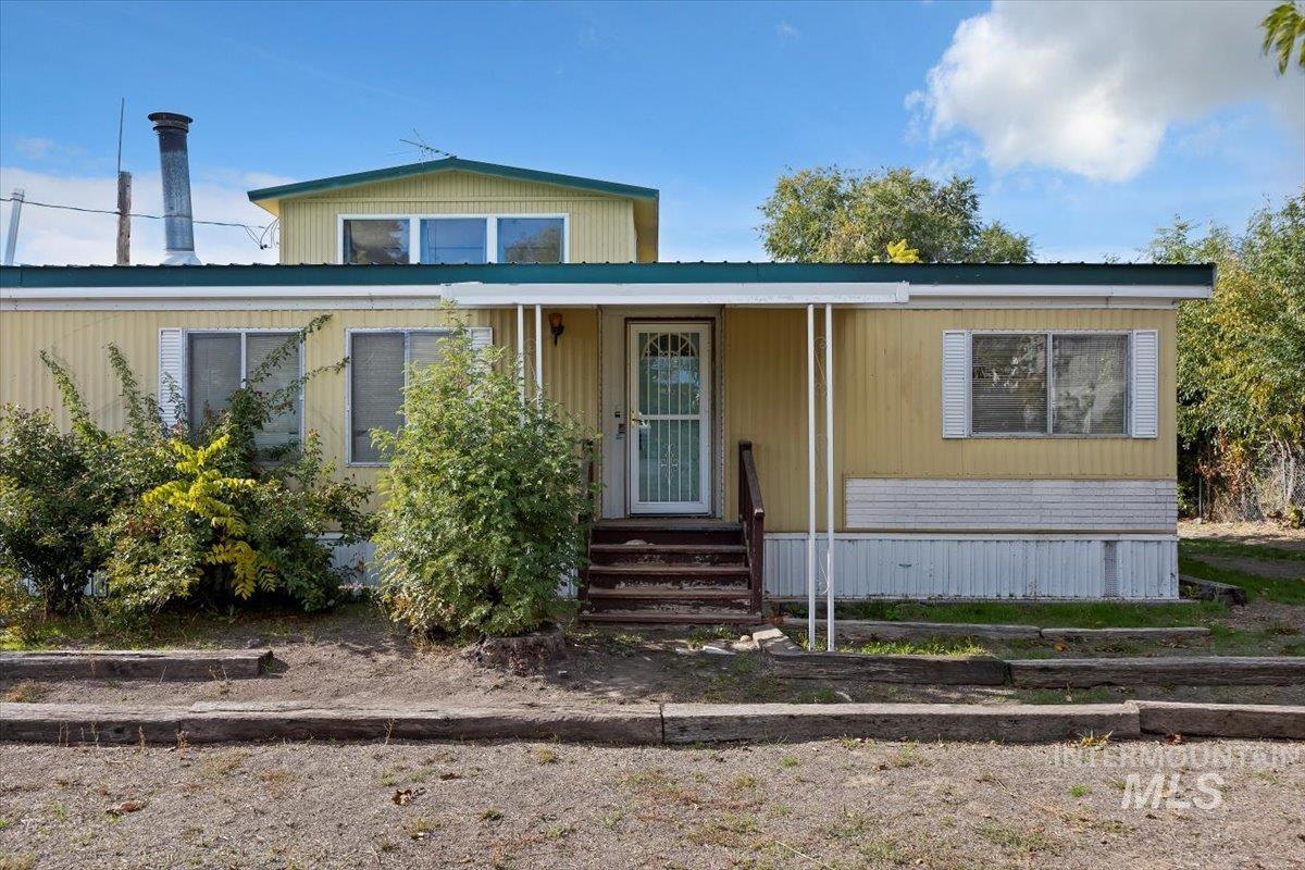 View of front of home with entry steps