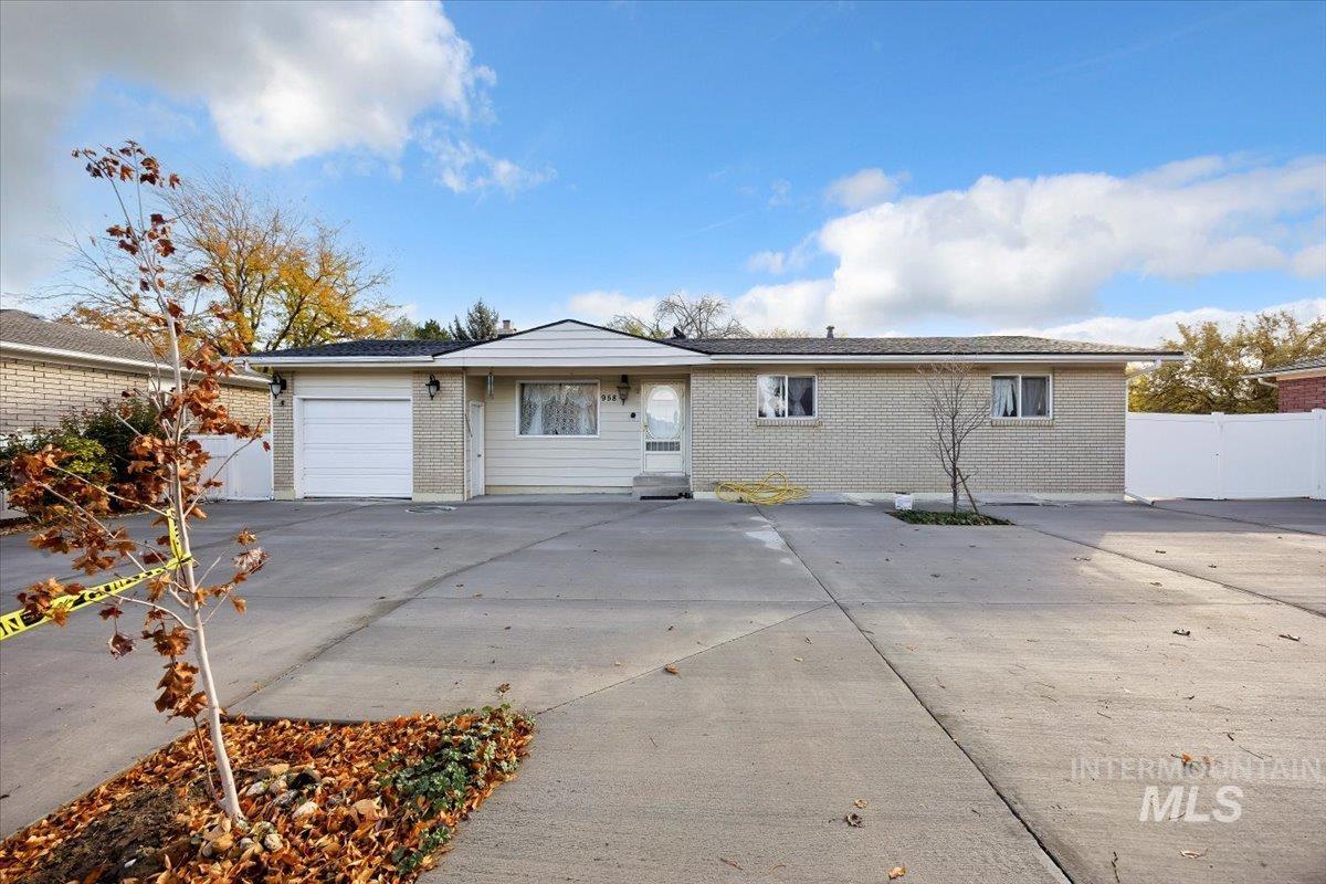 958 Bracken Street, Twin Falls, Idaho 83301, 4 Bedrooms, 2 Bathrooms, Residential For Sale, Price $335,000, 98965996