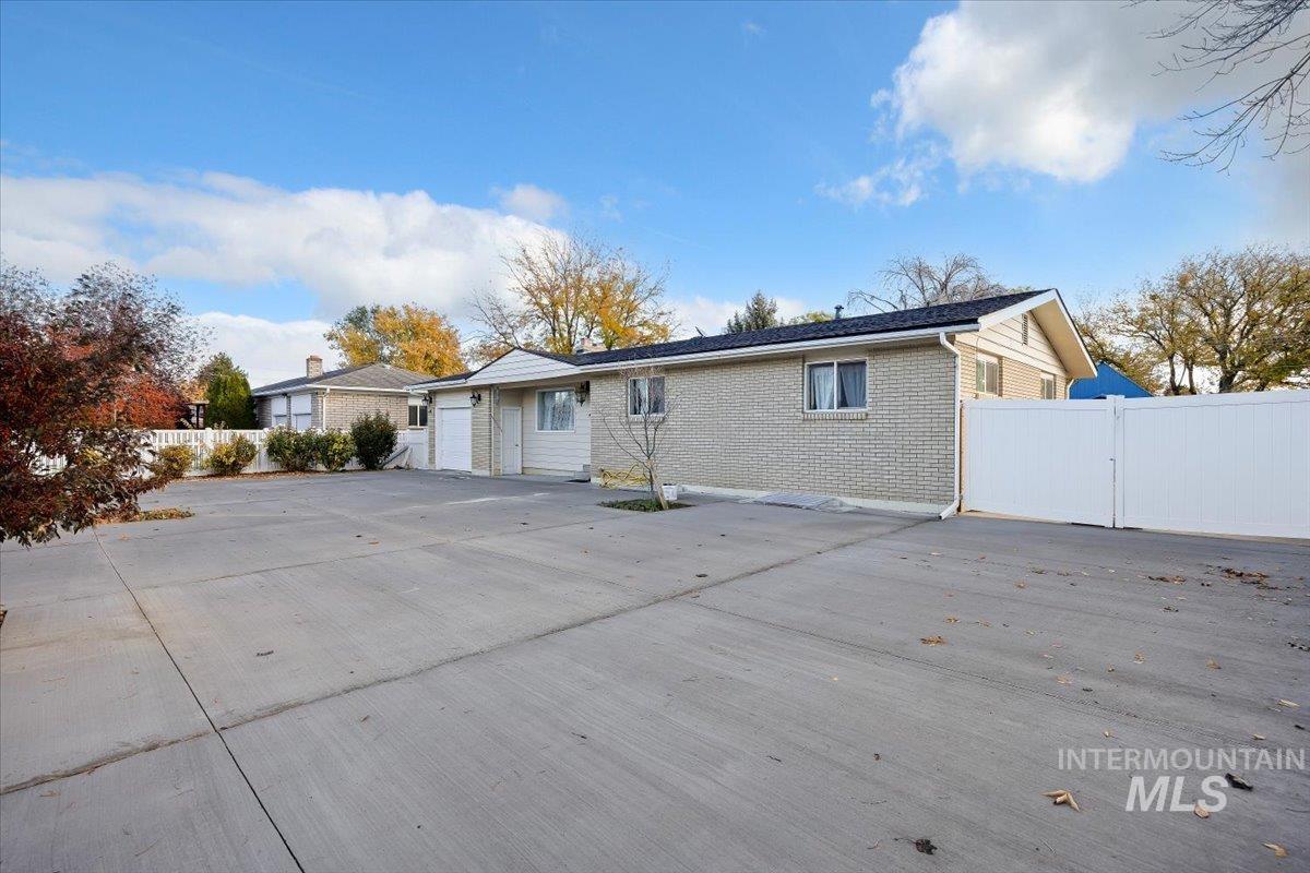 958 Bracken Street, Twin Falls, Idaho 83301, 4 Bedrooms, 2 Bathrooms, Residential For Sale, Price $335,000, 98965996