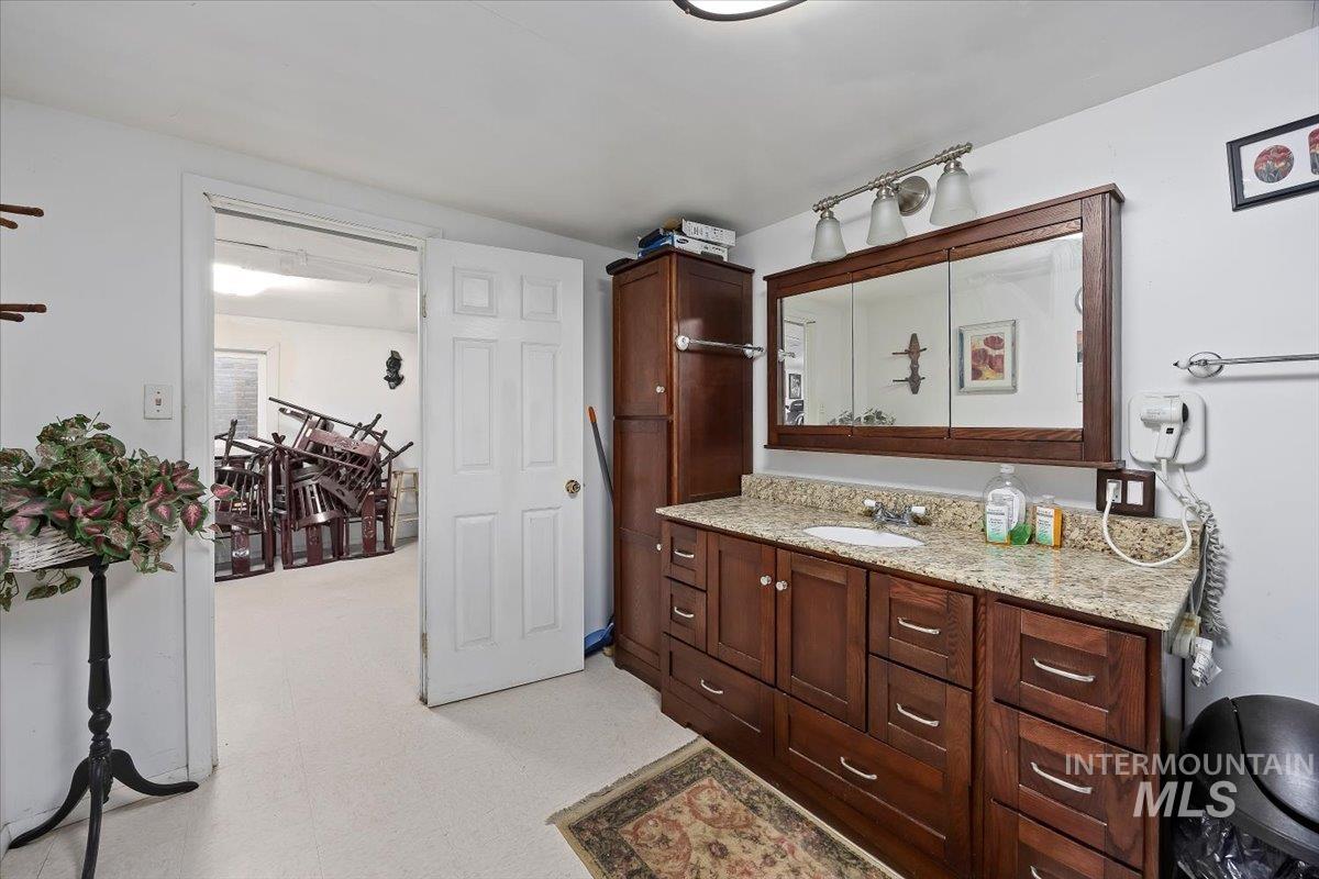 958 Bracken Street, Twin Falls, Idaho 83301, 4 Bedrooms, 2 Bathrooms, Residential For Sale, Price $335,000, 98965996