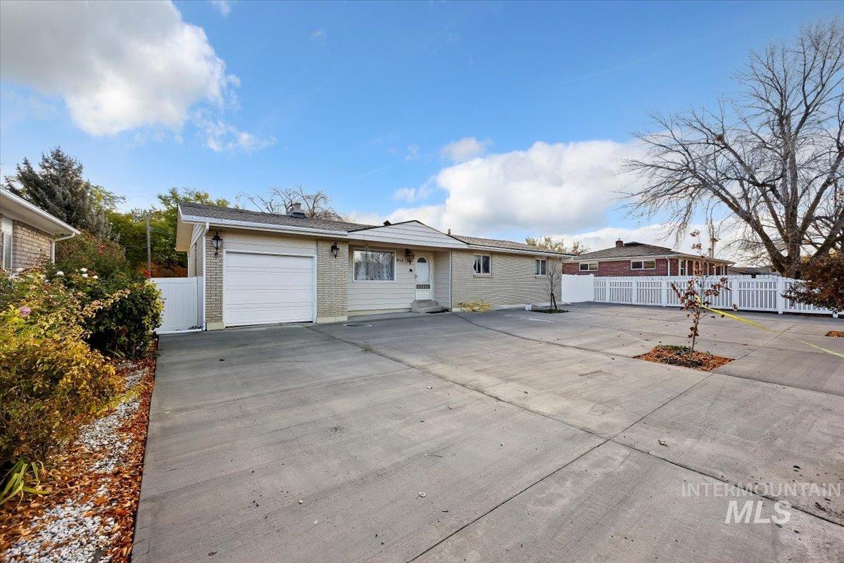 958 Bracken Street, Twin Falls, Idaho 83301, 4 Bedrooms, 2 Bathrooms, Residential For Sale, Price $335,000, 98965996