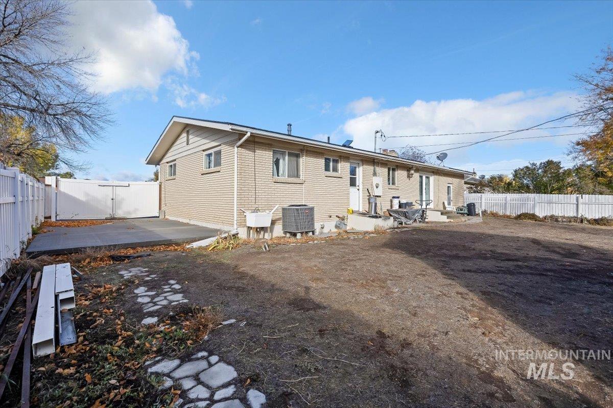 958 Bracken Street, Twin Falls, Idaho 83301, 4 Bedrooms, 2 Bathrooms, Residential For Sale, Price $335,000, 98965996