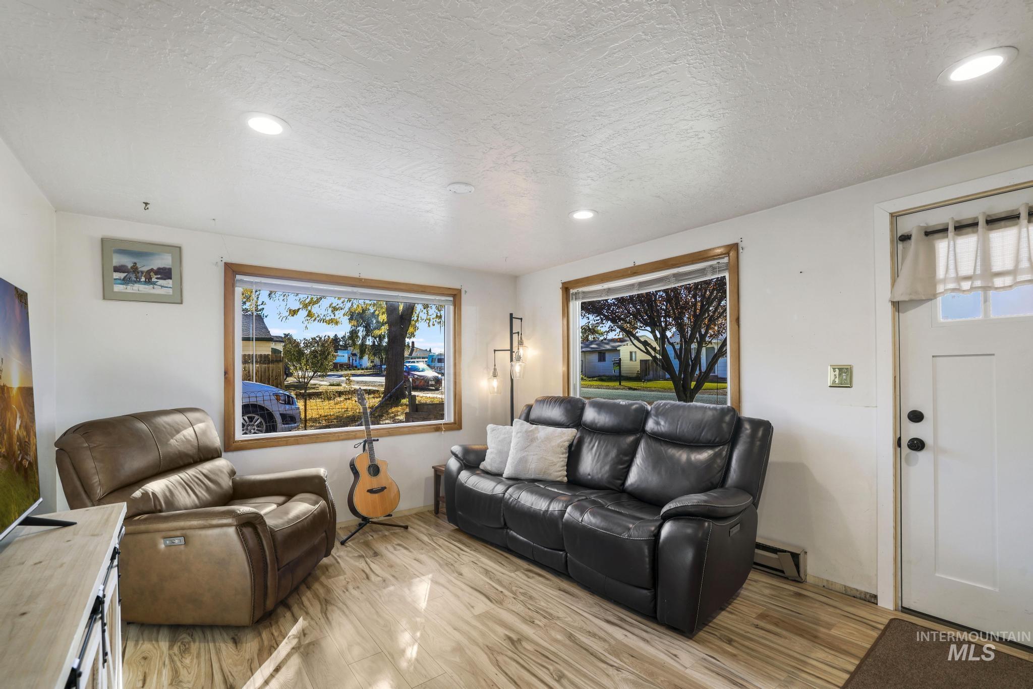 809 Idaho Ave., Filer, Idaho 83328, 2 Bedrooms, 1 Bathroom, Residential For Sale, Price $239,000, 98966011