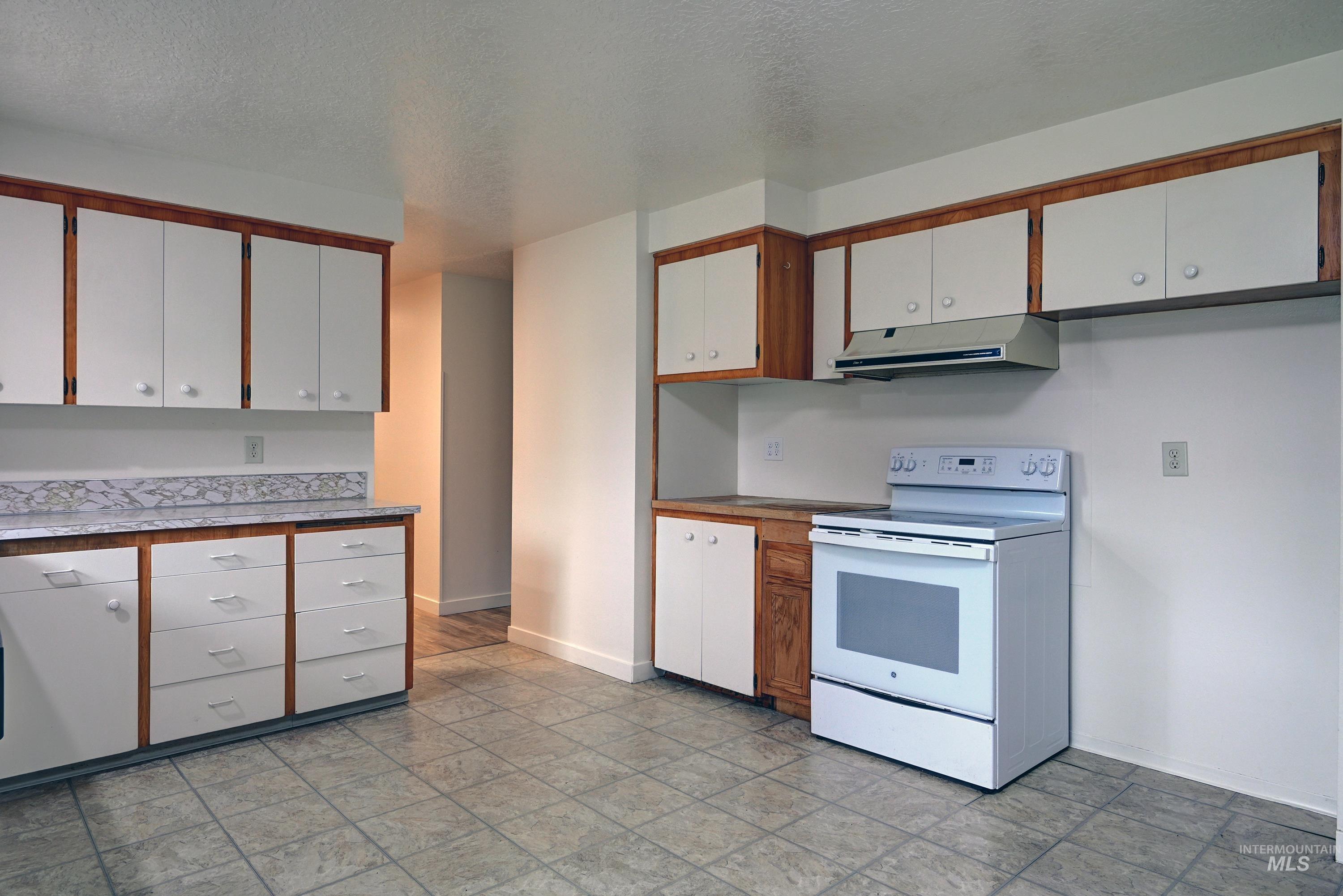 7203 W San Fernando Drive, Boise, Idaho 83704, 3 Bedrooms, 2 Bathrooms, Residential For Sale, Price $419,000, 98966017