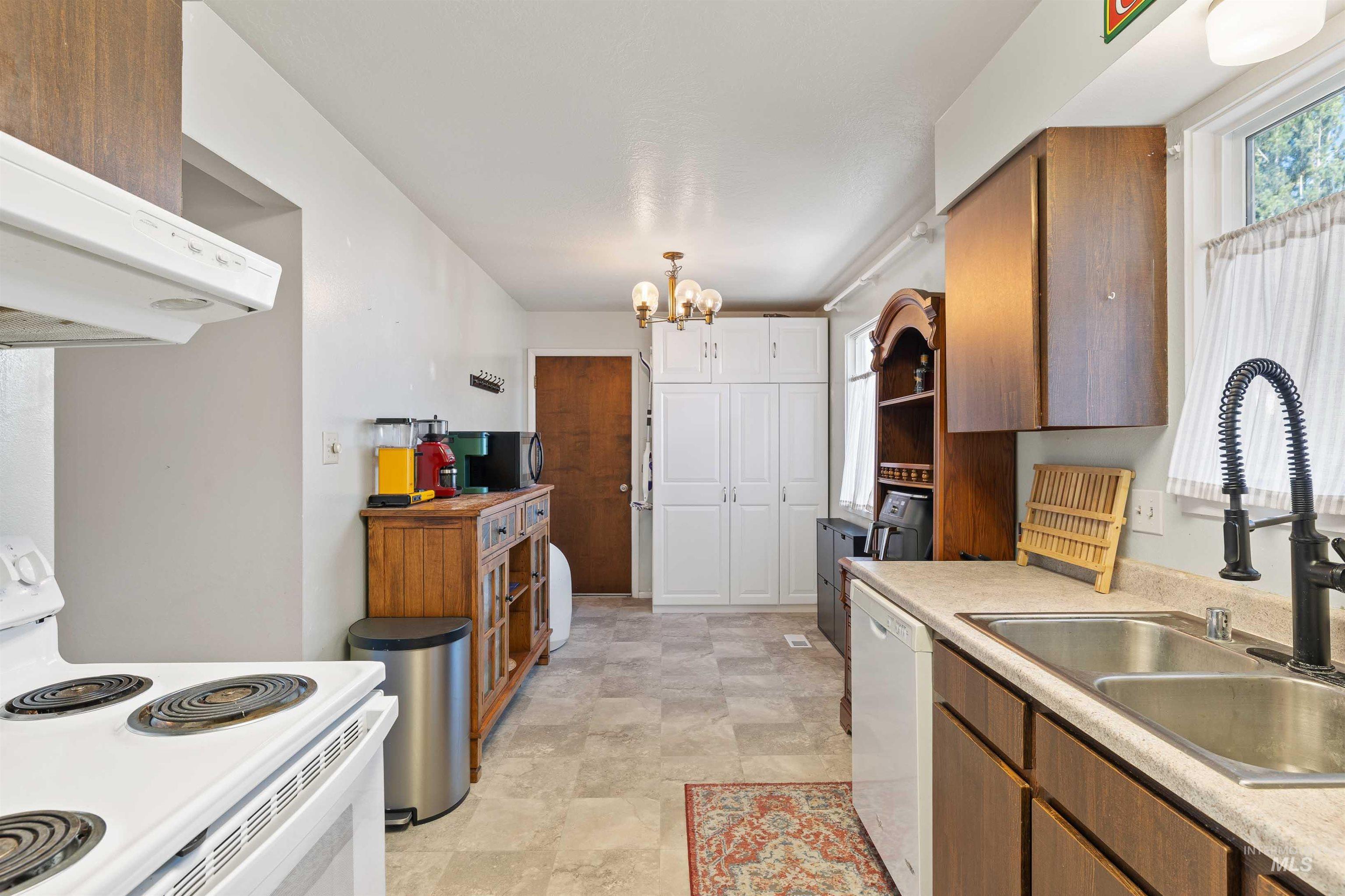 1234 Parkview Dr., Twin Falls, Idaho 83301, 3 Bedrooms, 1 Bathroom, Residential For Sale, Price $305,000, 98966023