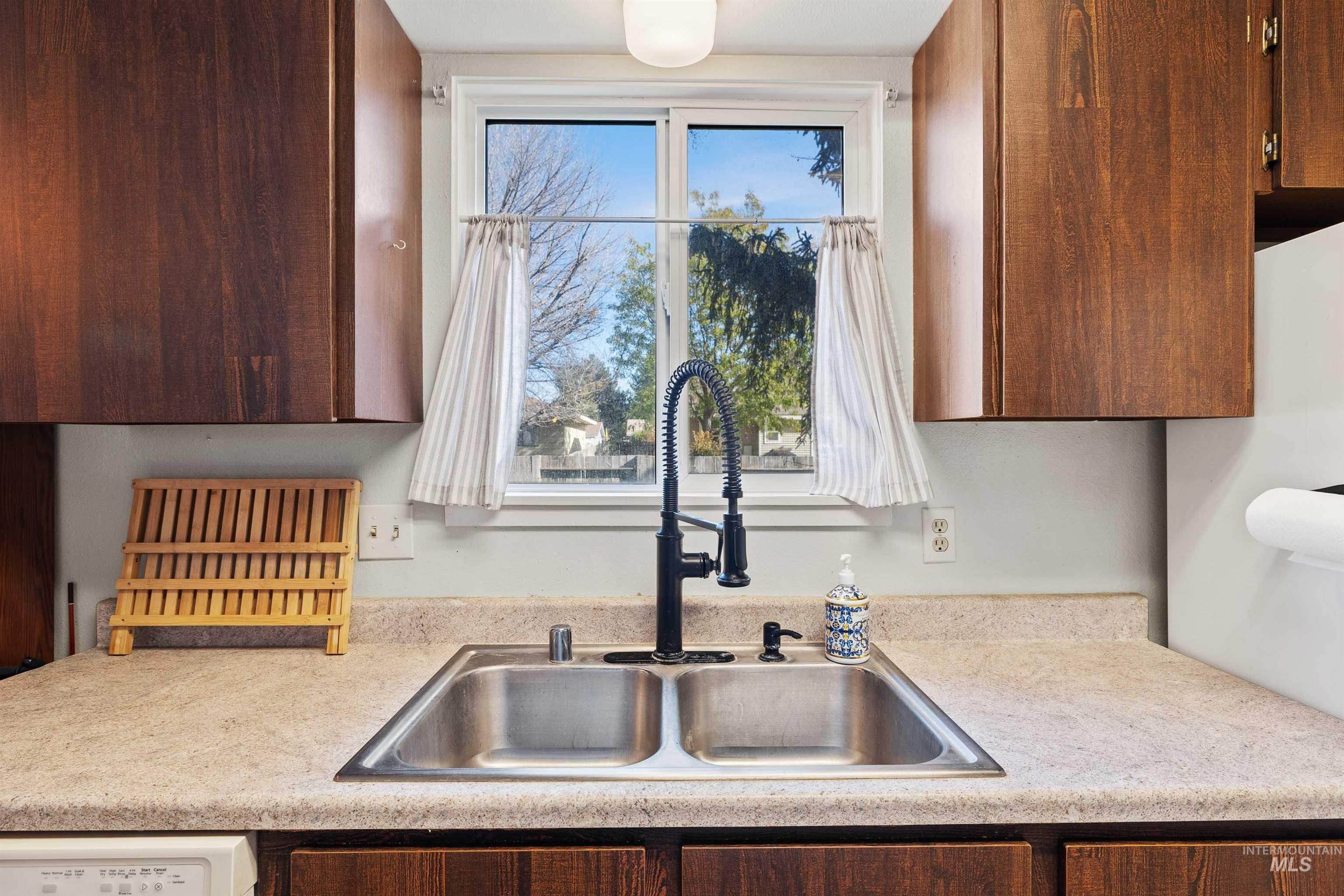 1234 Parkview Dr., Twin Falls, Idaho 83301, 3 Bedrooms, 1 Bathroom, Residential For Sale, Price $305,000, 98966023