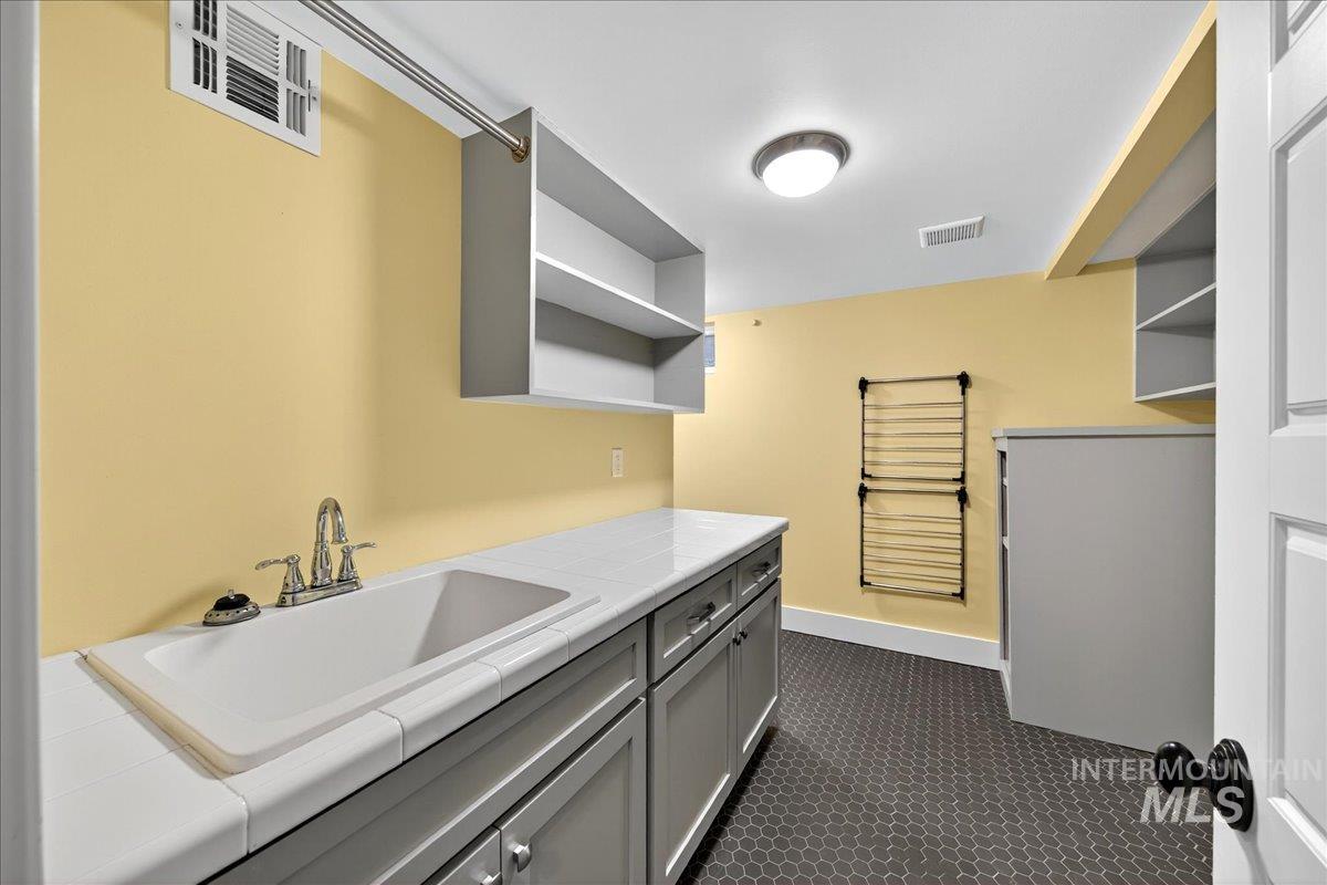 Laundry area with a sink and baseboards