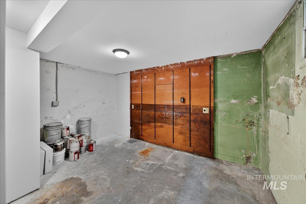 Unfurnished room featuring concrete flooring