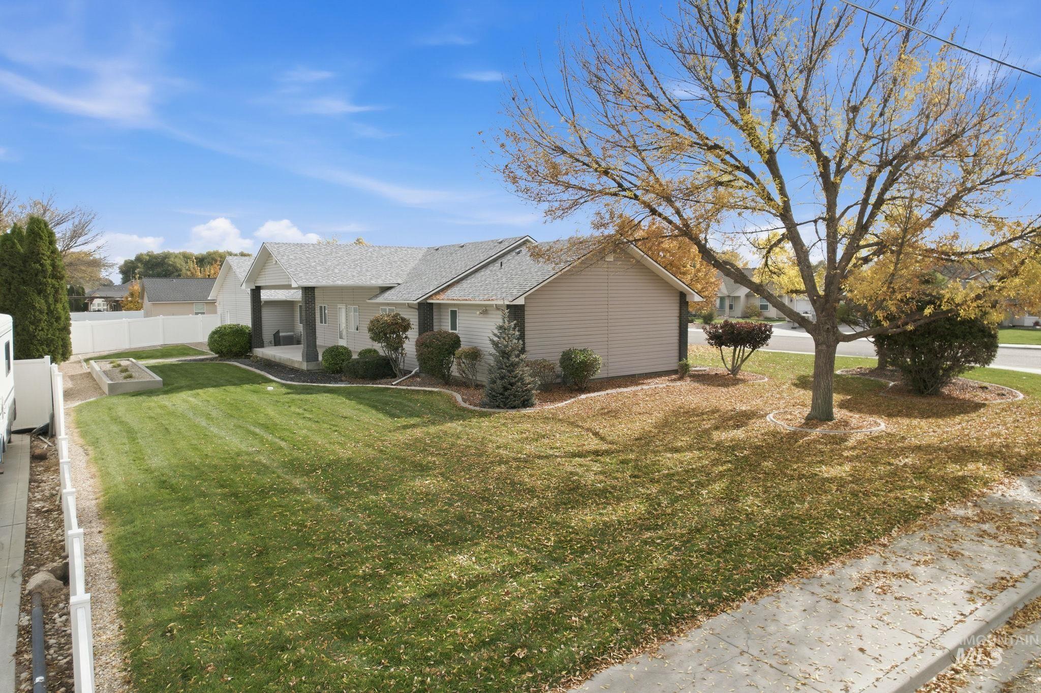 View of sideyard with a shingled roof