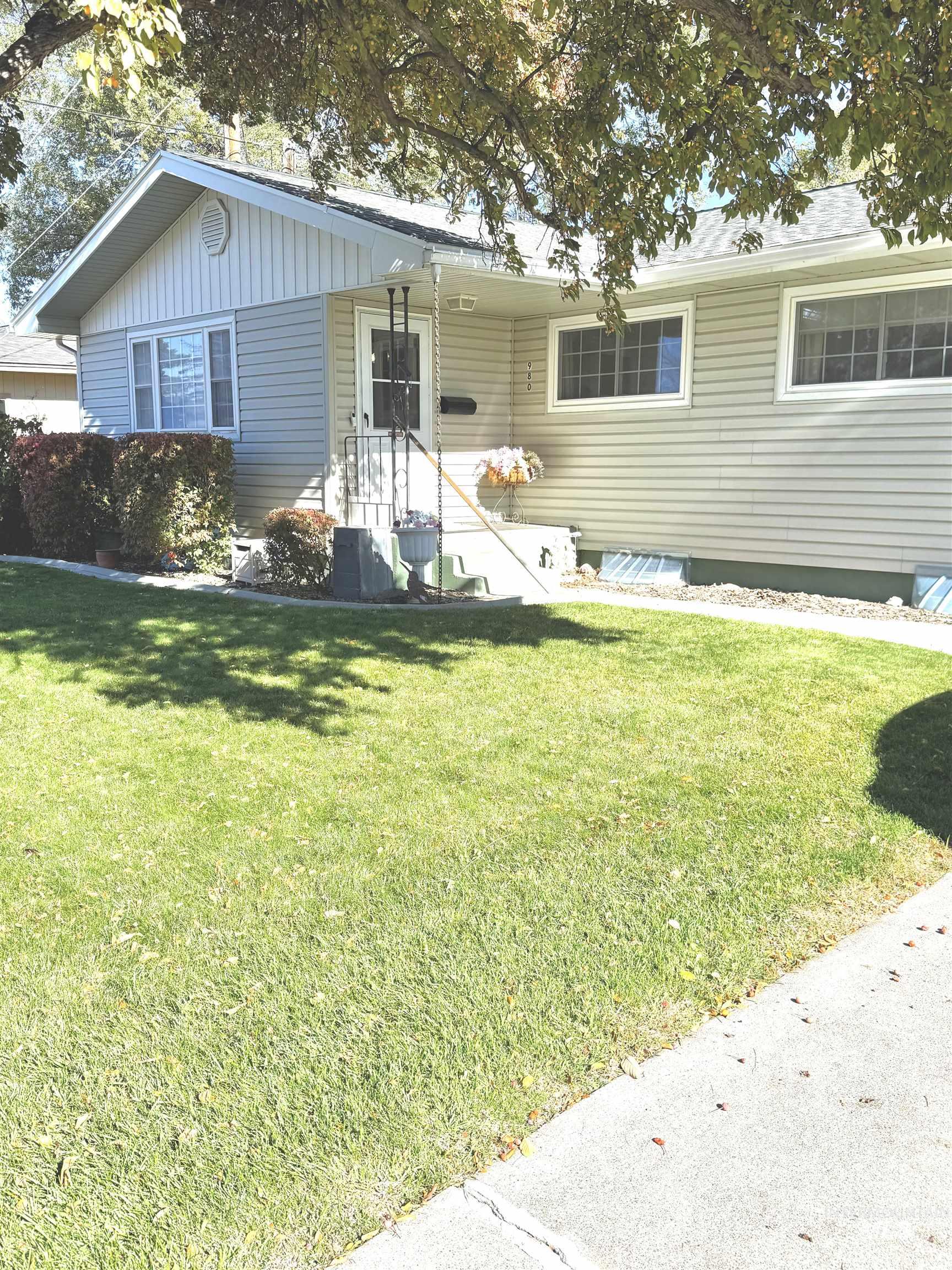 Single story home with a front yard