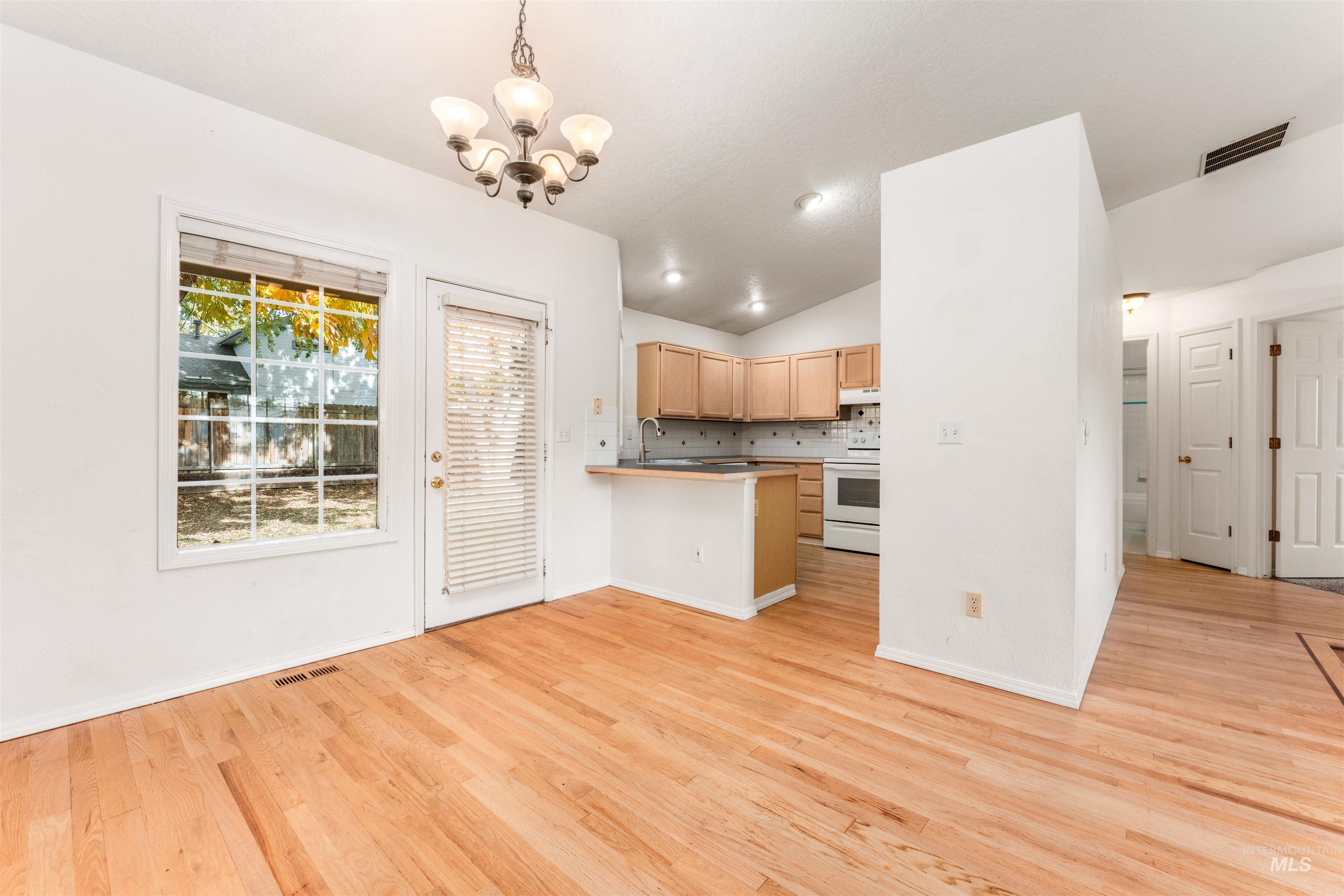 9734 W Cascade St, Boise, Idaho 83704, 3 Bedrooms, 2 Bathrooms, Residential For Sale, Price $379,900, 98966148