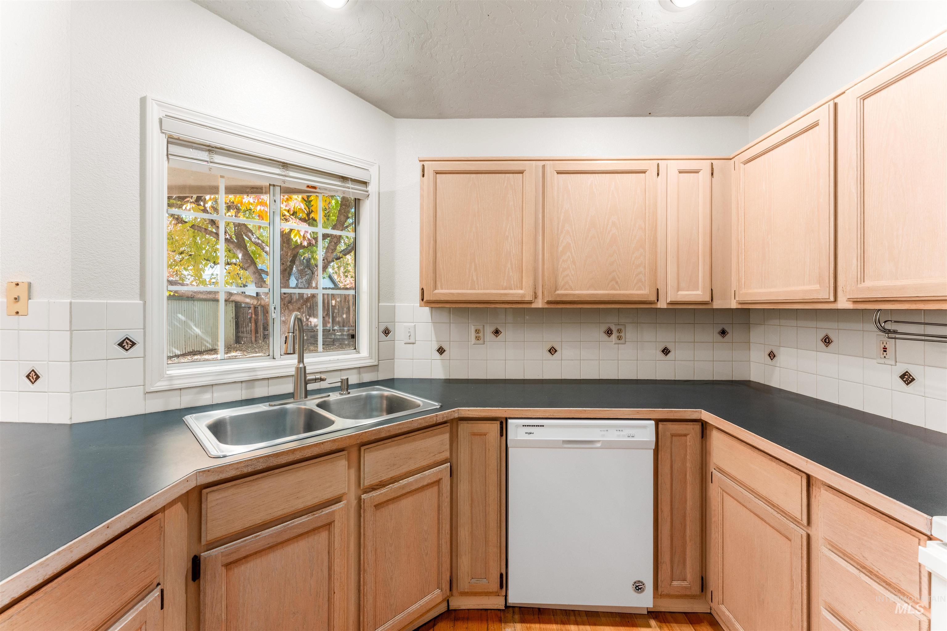 9734 W Cascade St, Boise, Idaho 83704, 3 Bedrooms, 2 Bathrooms, Residential For Sale, Price $379,900, 98966148