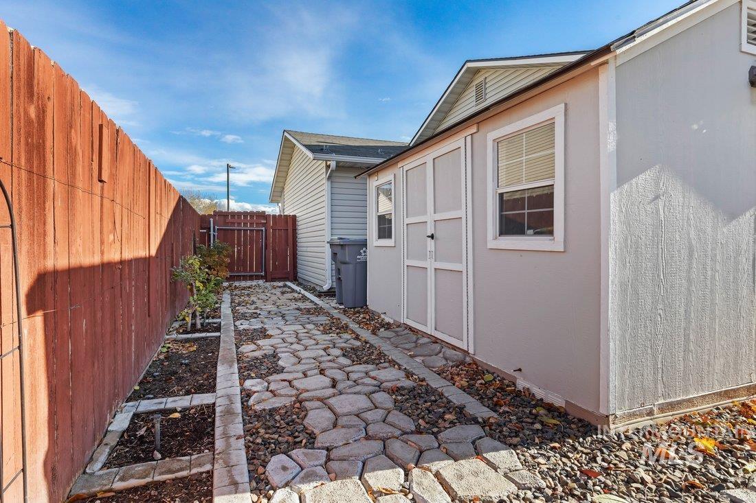 19533 Portsmouth Way, Caldwell, Idaho 83605, 3 Bedrooms, 2 Bathrooms, Residential For Sale, Price $364,900, 98966155