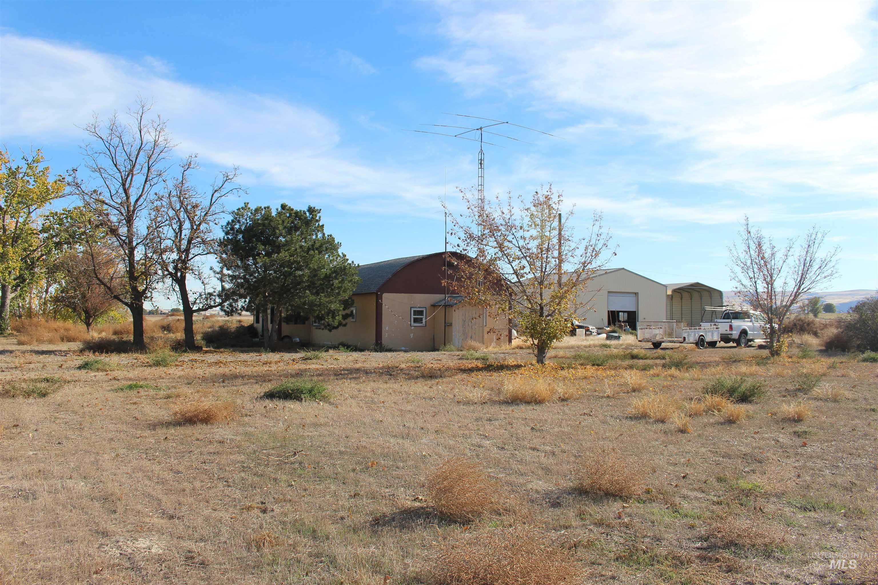 View of yard featuring an outbuilding