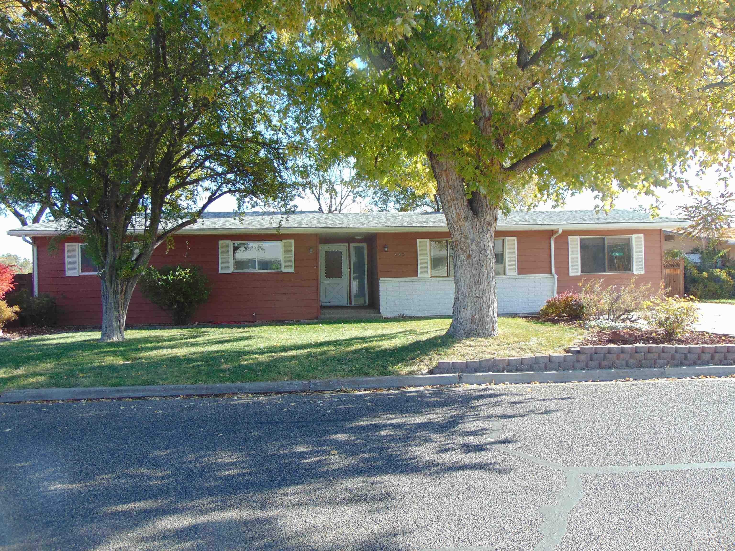 Single story home with a front yard