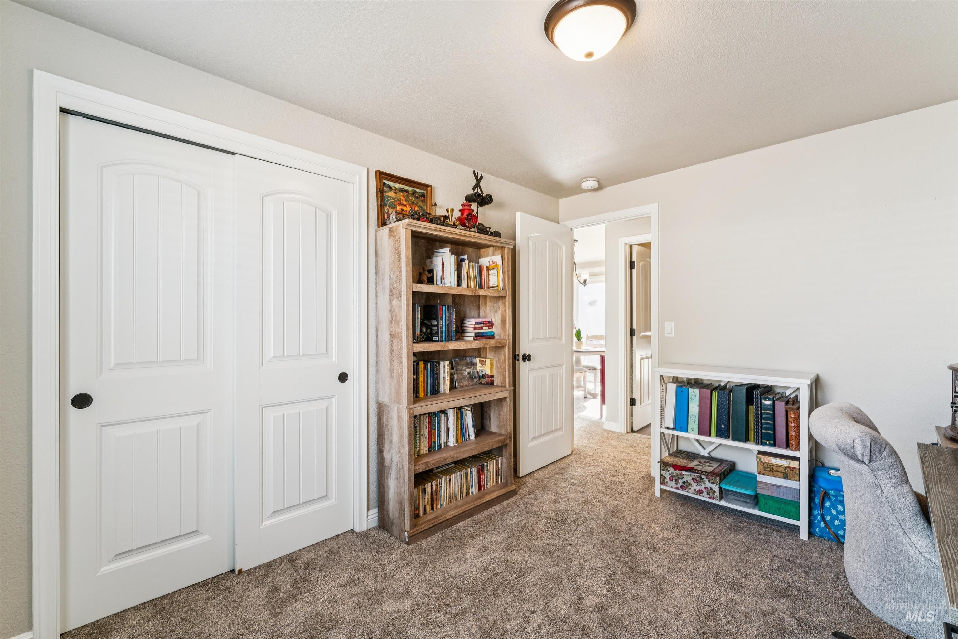 Game room with carpet flooring