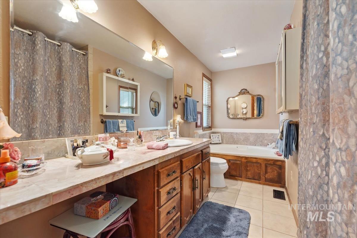 2376 E Serene Dr., Boise, Idaho 83706, 3 Bedrooms, 2 Bathrooms, Residential For Sale, Price $530,000, 98966170