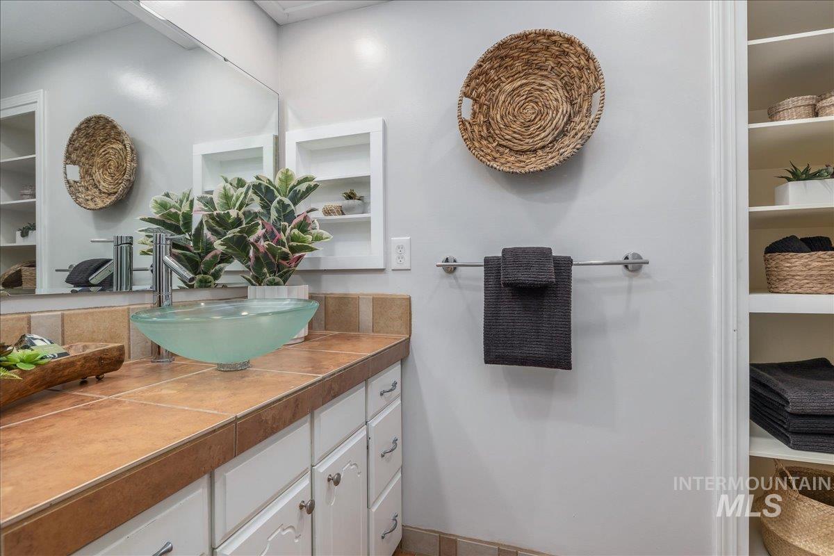 387 W Pickerell Ct, Boise, Idaho 83706, 4 Bedrooms, 3 Bathrooms, Residential For Sale, Price $649,900, 98966172