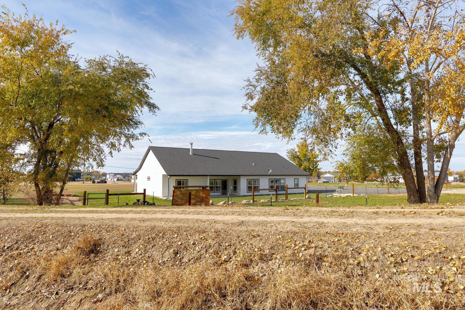 View of front facade featuring a fenced front yard