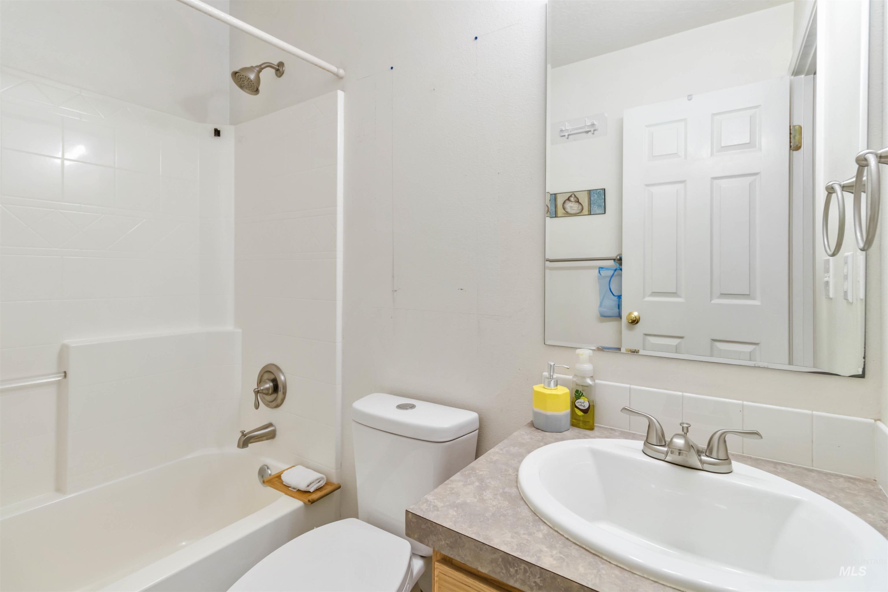 Bathroom with bathing tub / shower combination and vanity