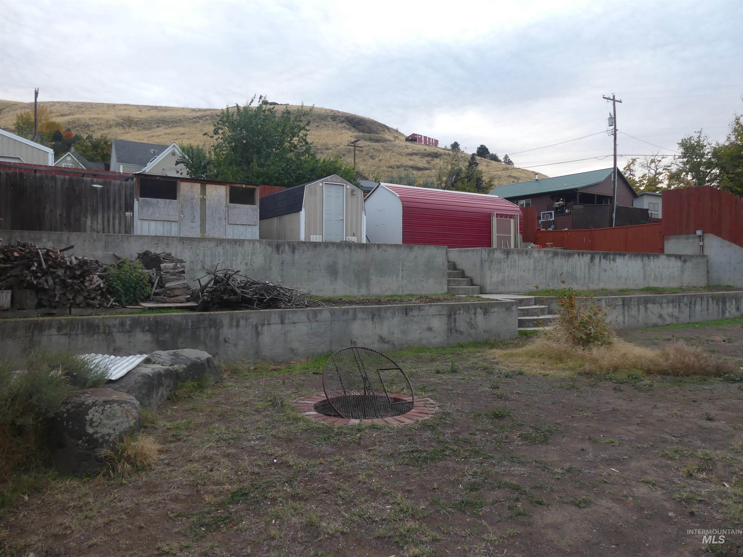 View of yard with an outdoor structure