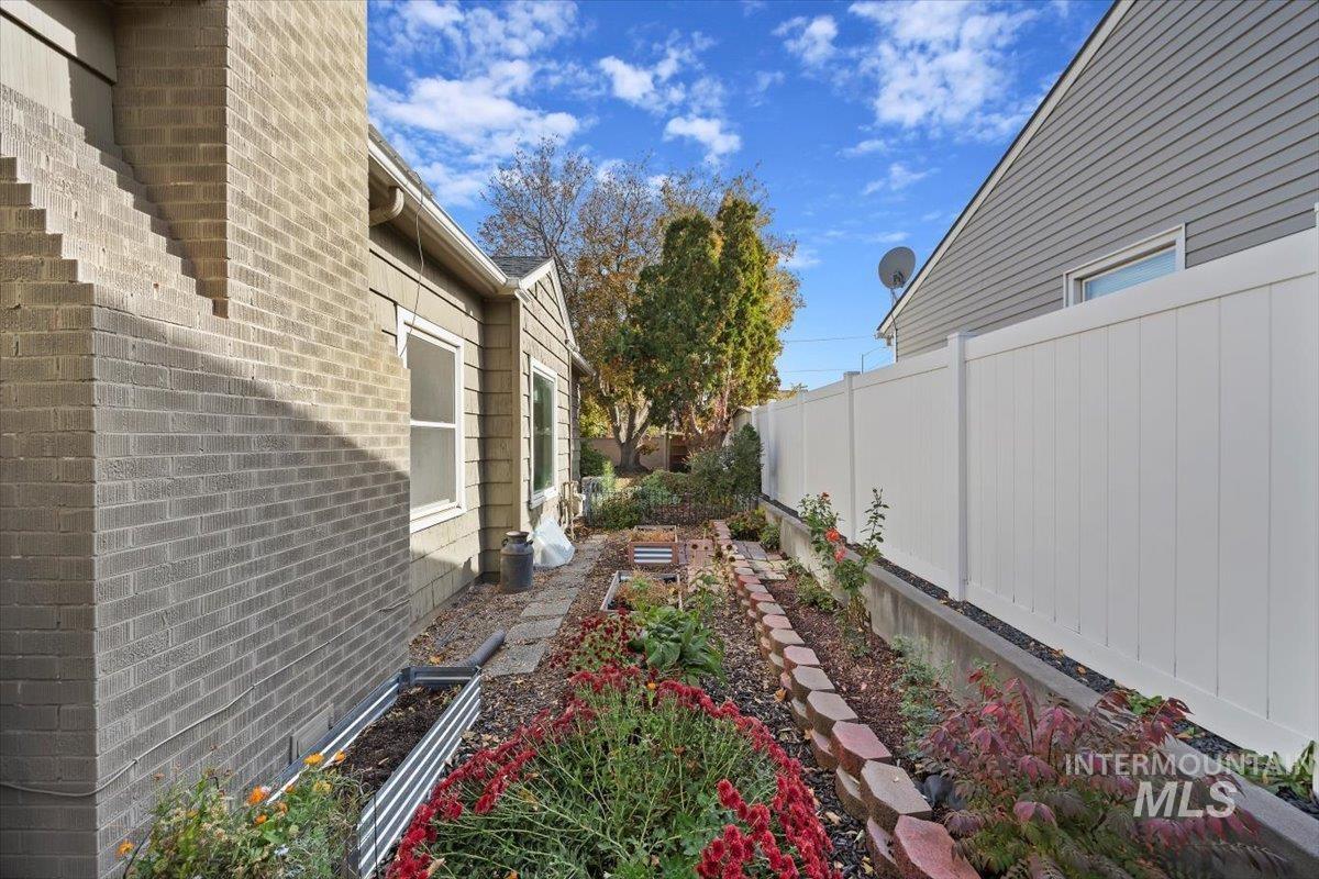View of garden side/yard