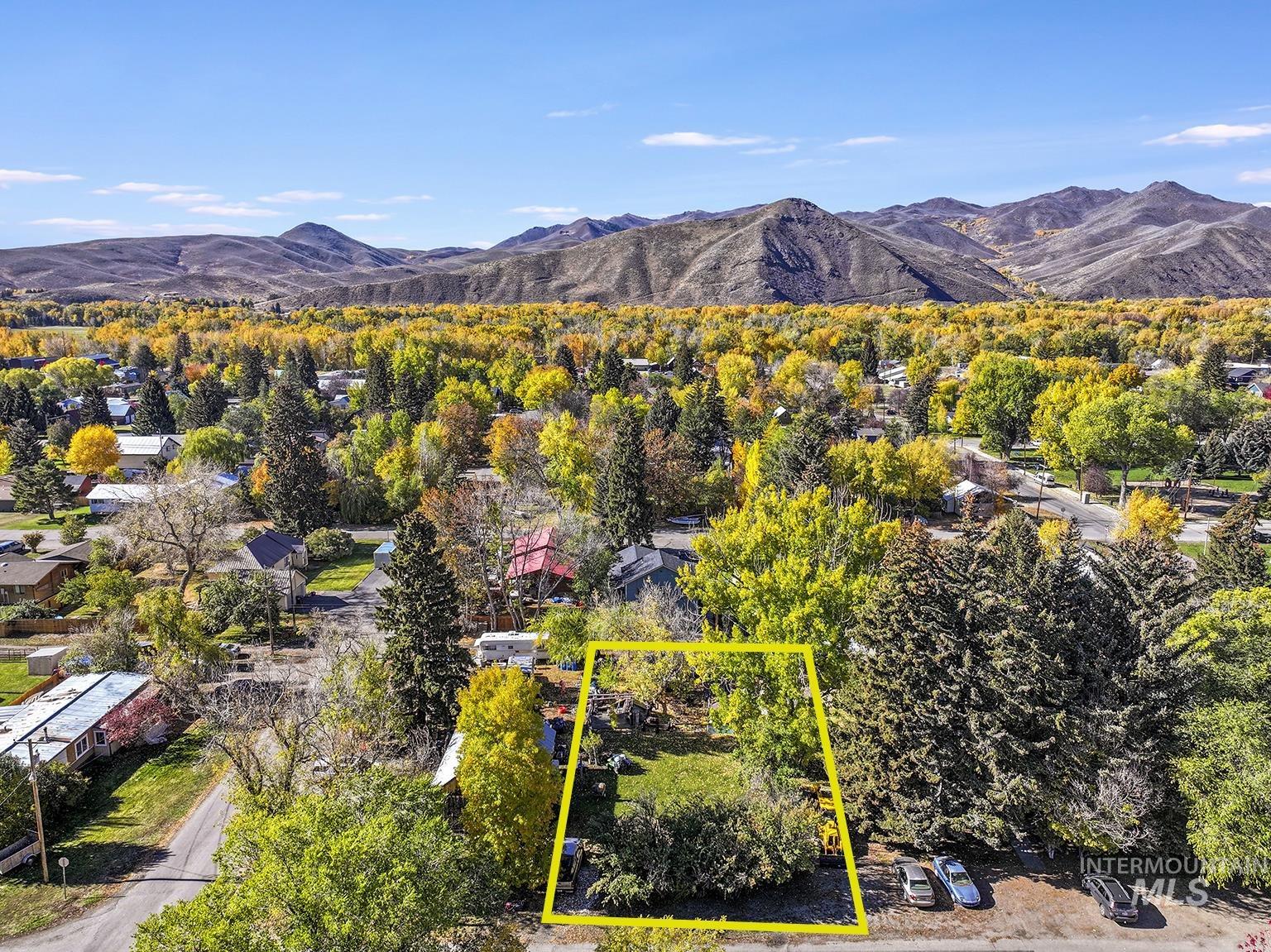 View of property location with a mountainous background and property boundaries highlighted