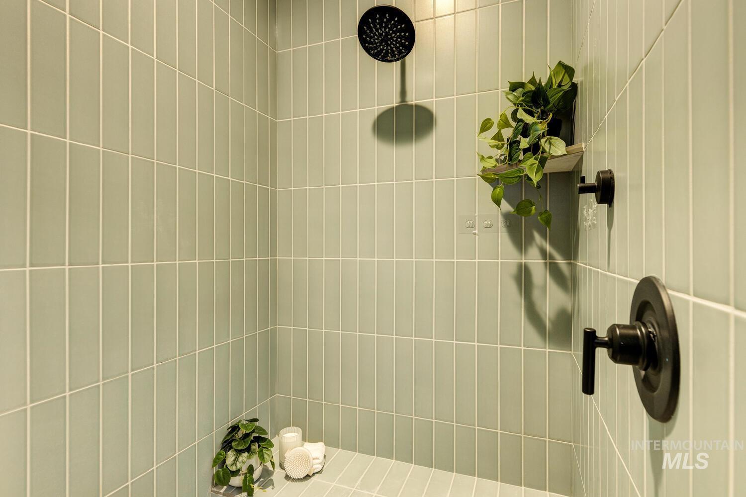 Full bathroom featuring a tile shower