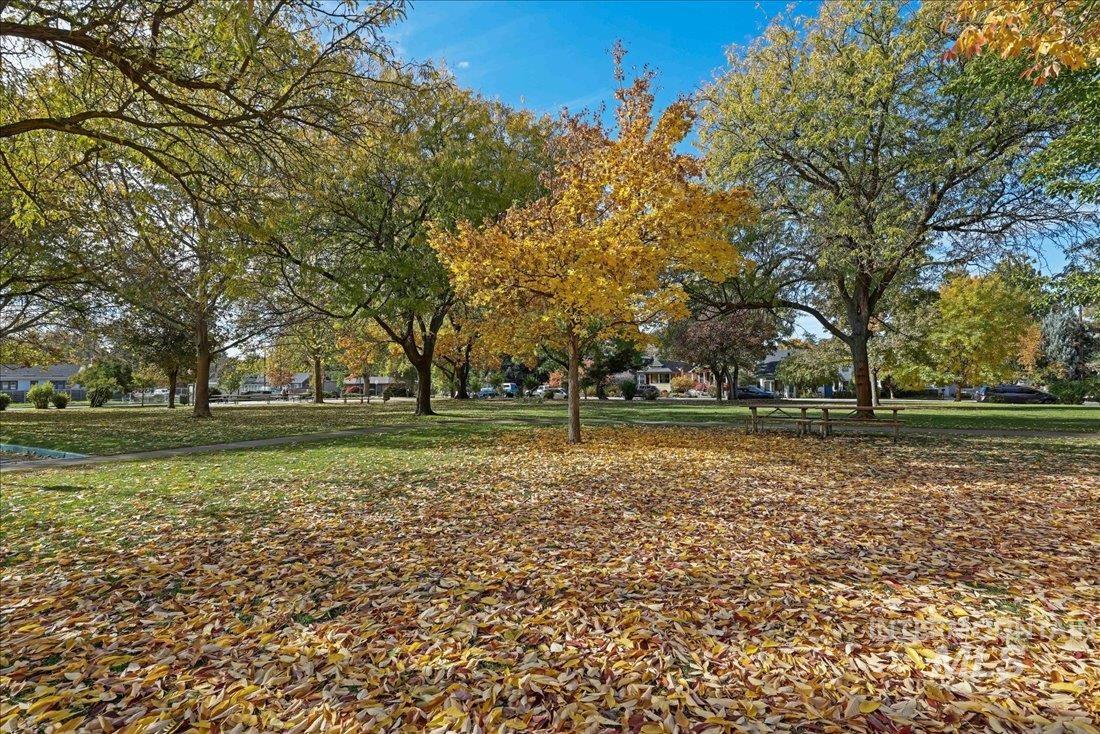 Surrounding community with a yard