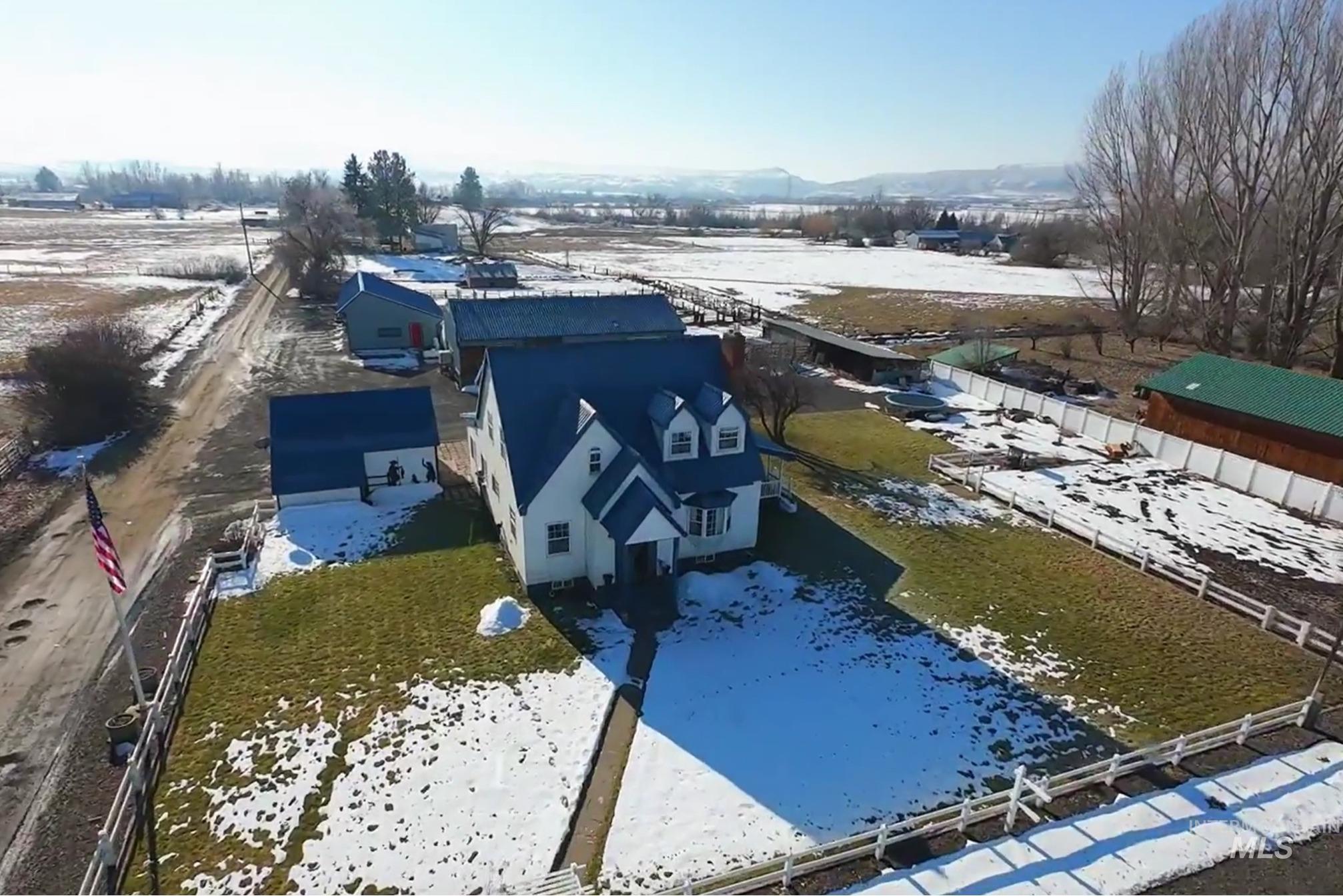 Snowy aerial view featuring a mountain view